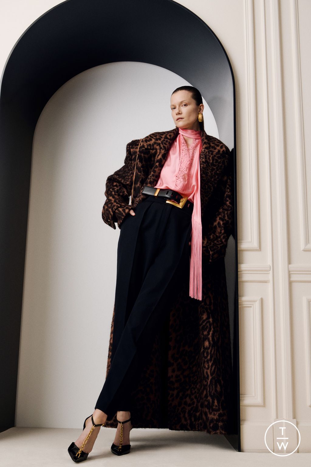 Fashion Week Paris Pre-Fall 2025 look 13 from the Balmain collection 女装