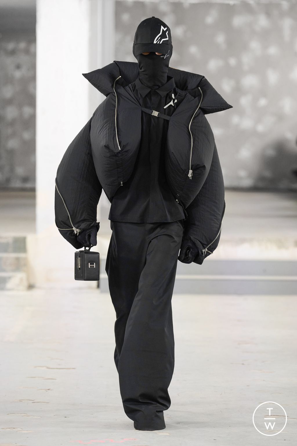 Fashion Week Paris Spring/Summer 2023 look 18 from the Heliot Emil collection womenswear