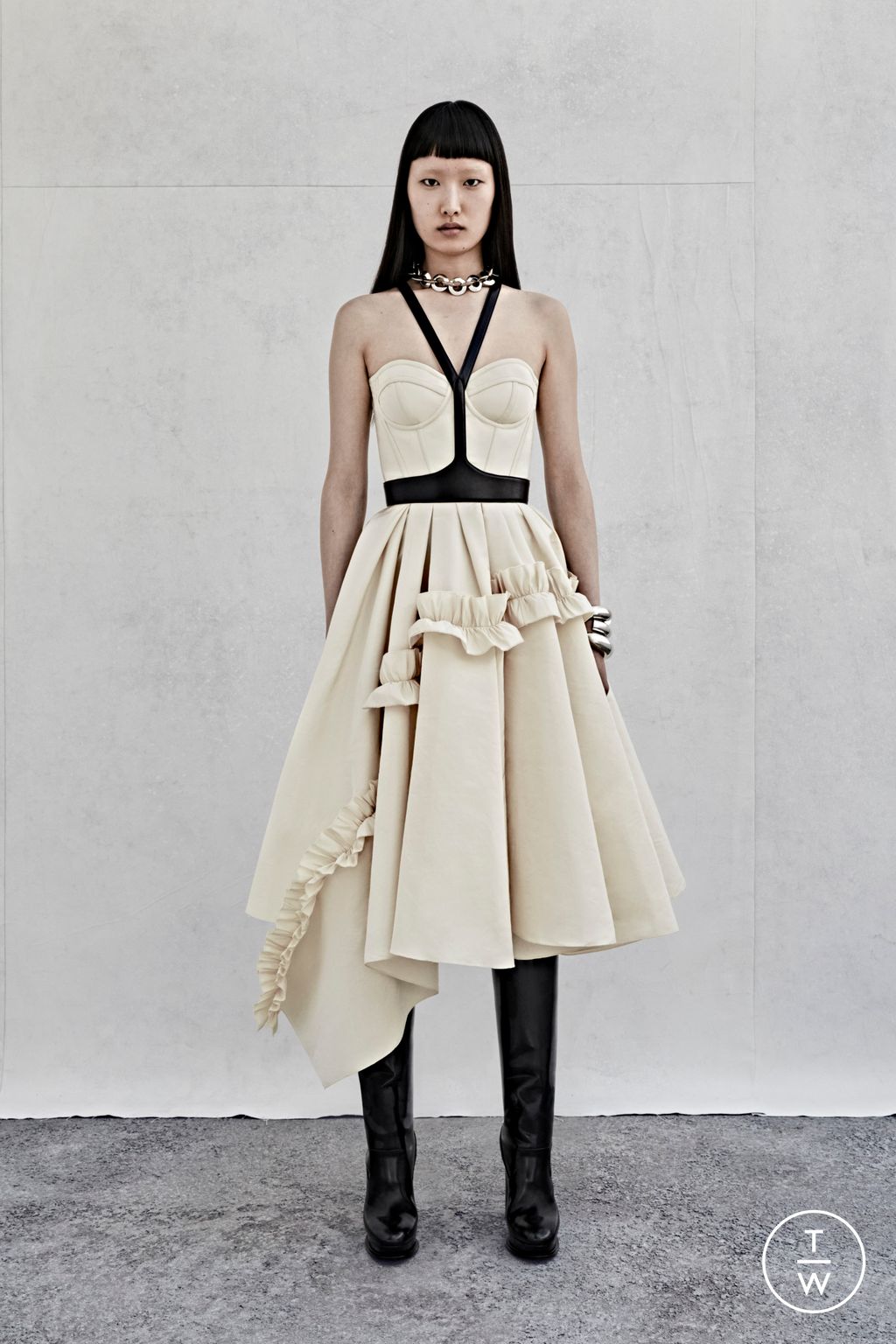 Fashion Week London Resort 2023 look 18 from the Alexander McQueen collection womenswear
