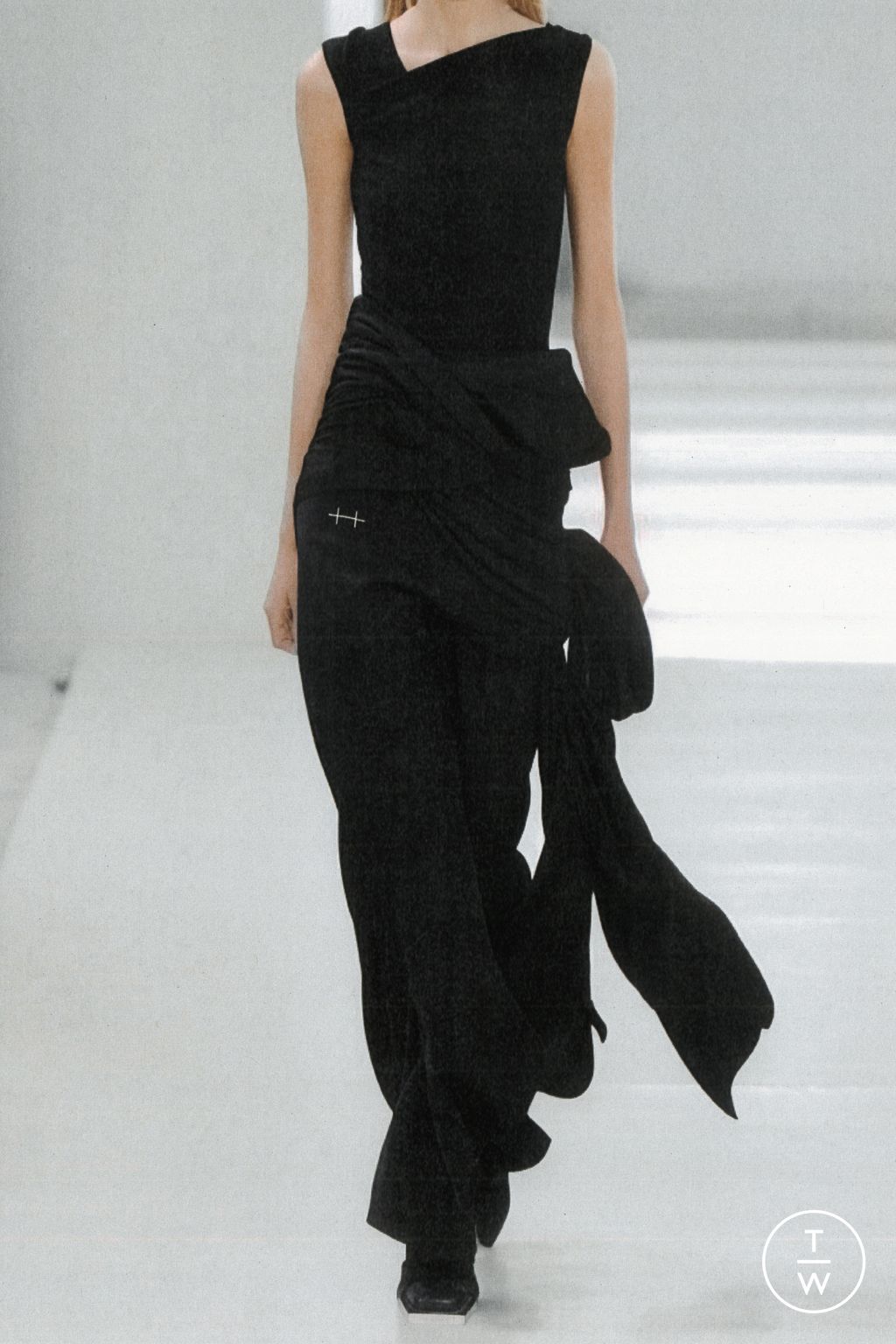 Fashion Week Paris Spring/Summer 2024 look 18 from the Heliot Emil collection womenswear