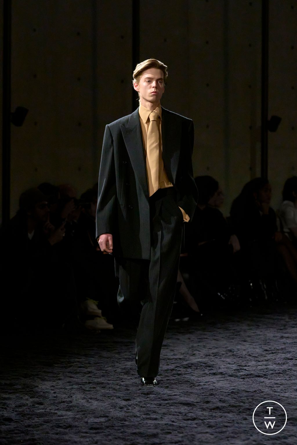 Fashion Week Paris Fall/Winter 2024 look 18 from the Saint Laurent collection menswear