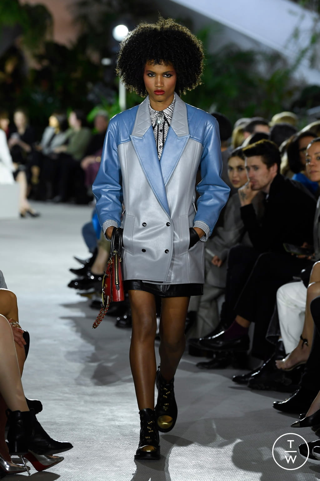 Fashion Week Paris Resort 2020 look 18 from the Louis Vuitton collection 女装