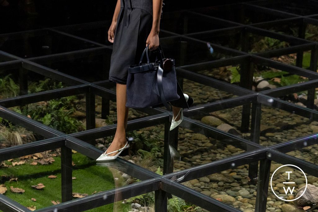 Fashion Week Milan Fall/Winter 2024 look 30 de la collection Prada womenswear accessories