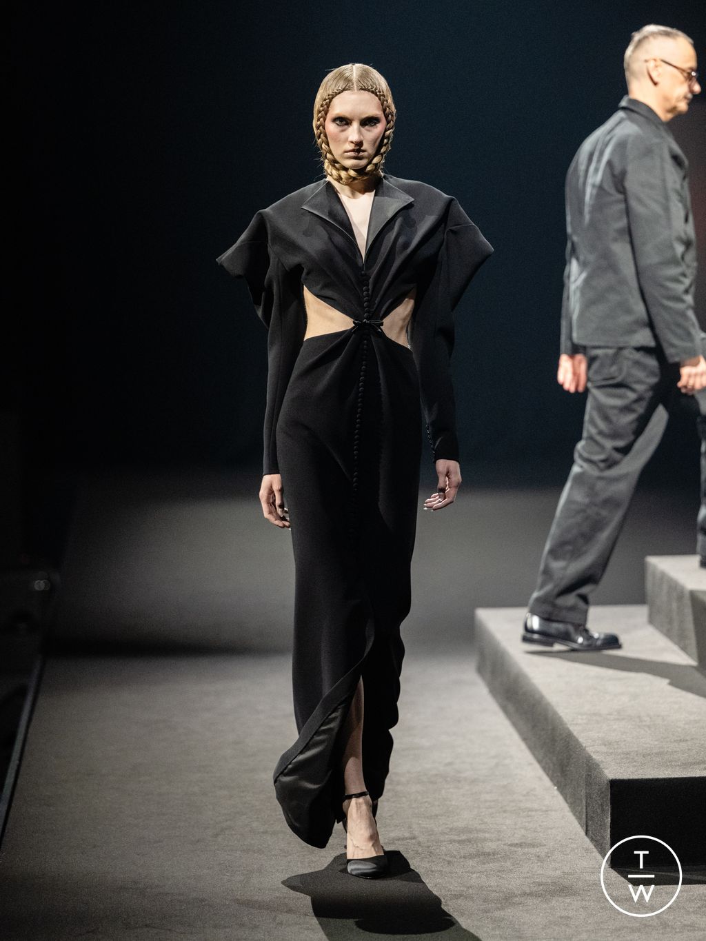 Fashion Week Paris Spring/Summer 2026 look 18 from the Viktor & Rolf collection couture