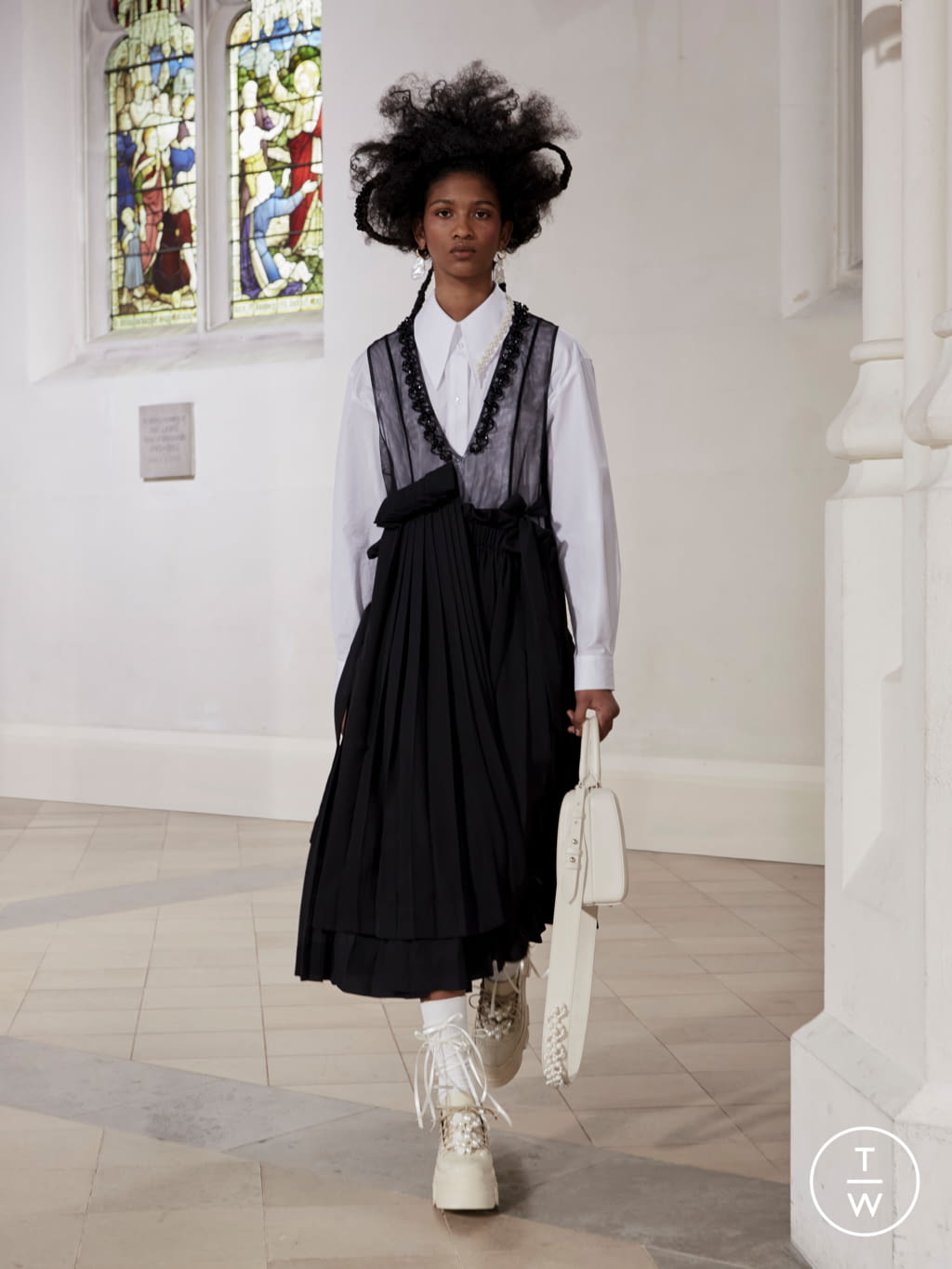 Fashion Week London Fall/Winter 2021 look 19 from the Simone Rocha collection womenswear