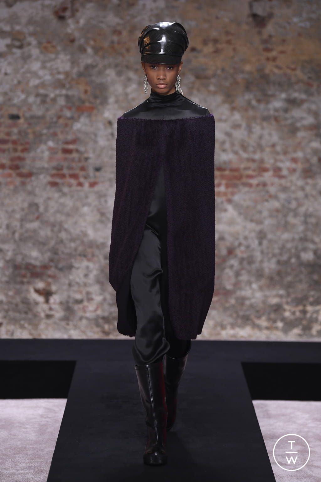 Fashion Week London Fall/Winter 2022 look 19 from the Raf Simons collection womenswear
