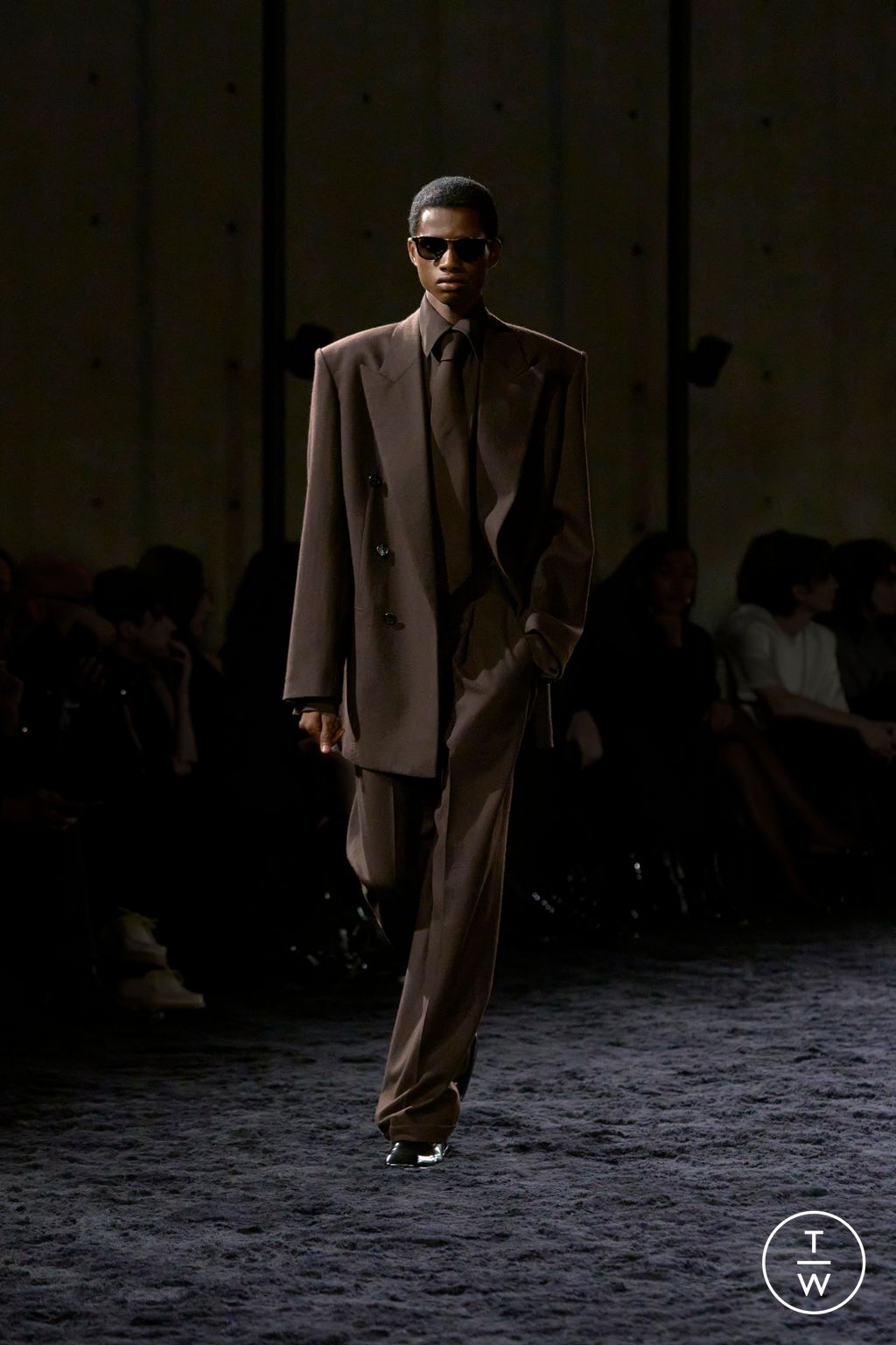 Fashion Week Paris Fall/Winter 2024 look 19 from the Saint Laurent collection menswear