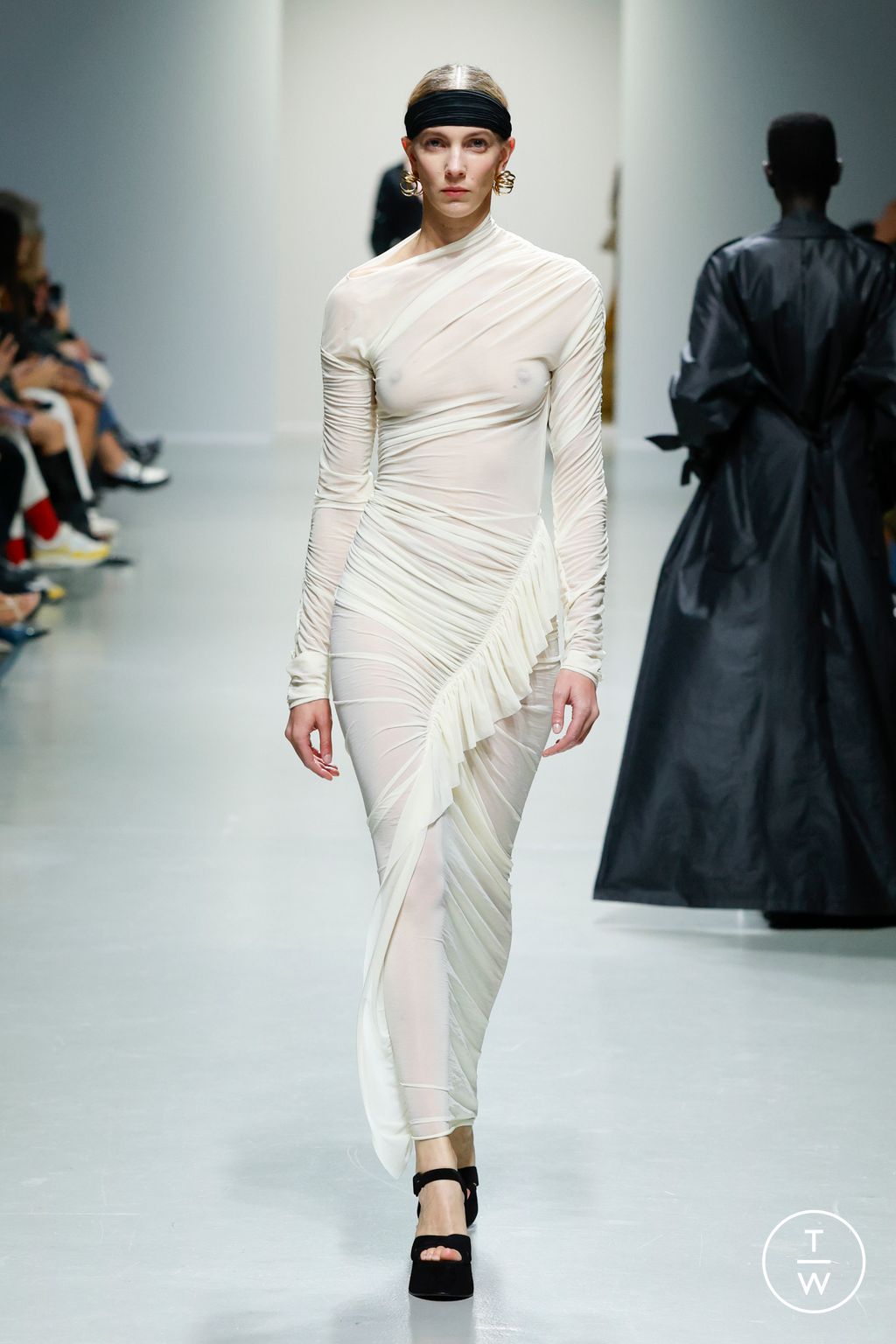 Fashion Week Paris Spring-Summer 2025 look 19 from the Atlein collection womenswear