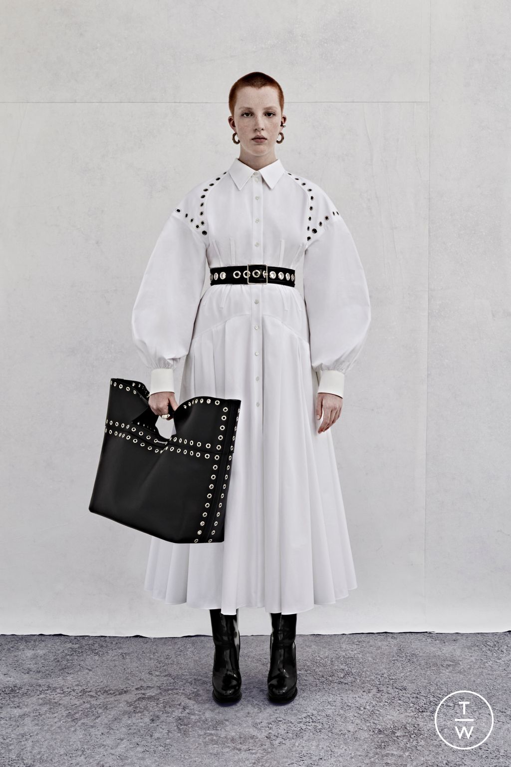 Fashion Week London Resort 2023 look 19 from the Alexander McQueen collection womenswear