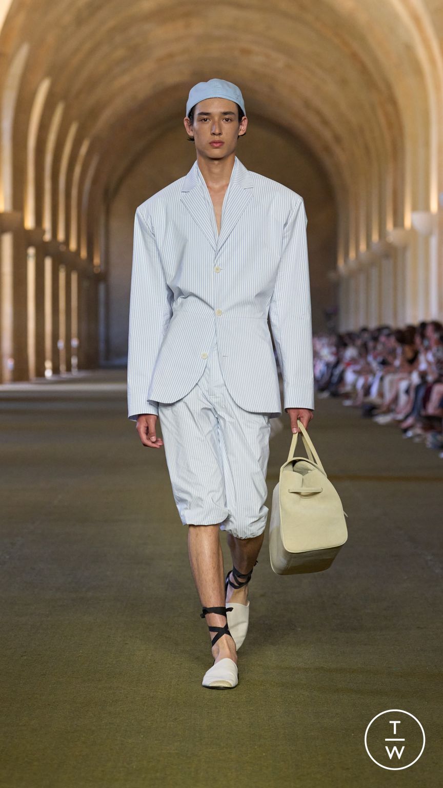 Fashion Week Paris Spring/Summer 2026 look 19 from the Jacquemus collection menswear