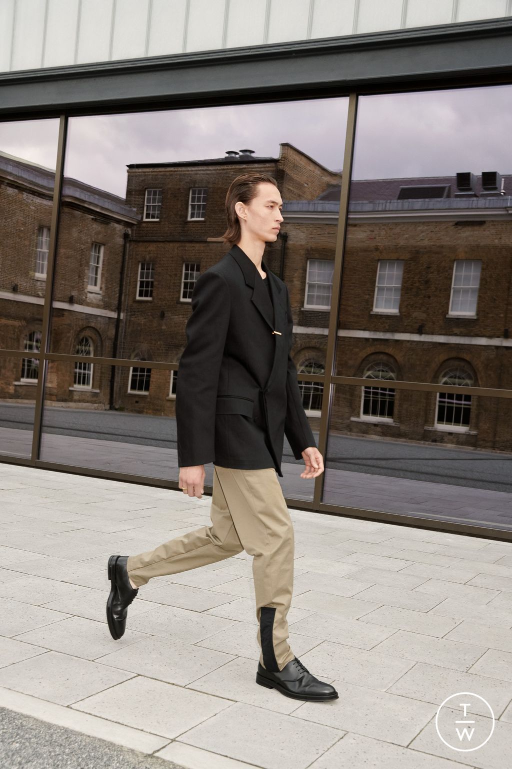 Fashion Week London Spring/Summer 2023 look 19 from the Dunhill collection menswear