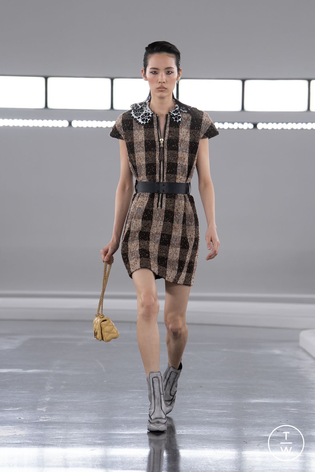 Fashion Week Paris Pre-Fall 2024 look 19 from the Louis Vuitton collection womenswear