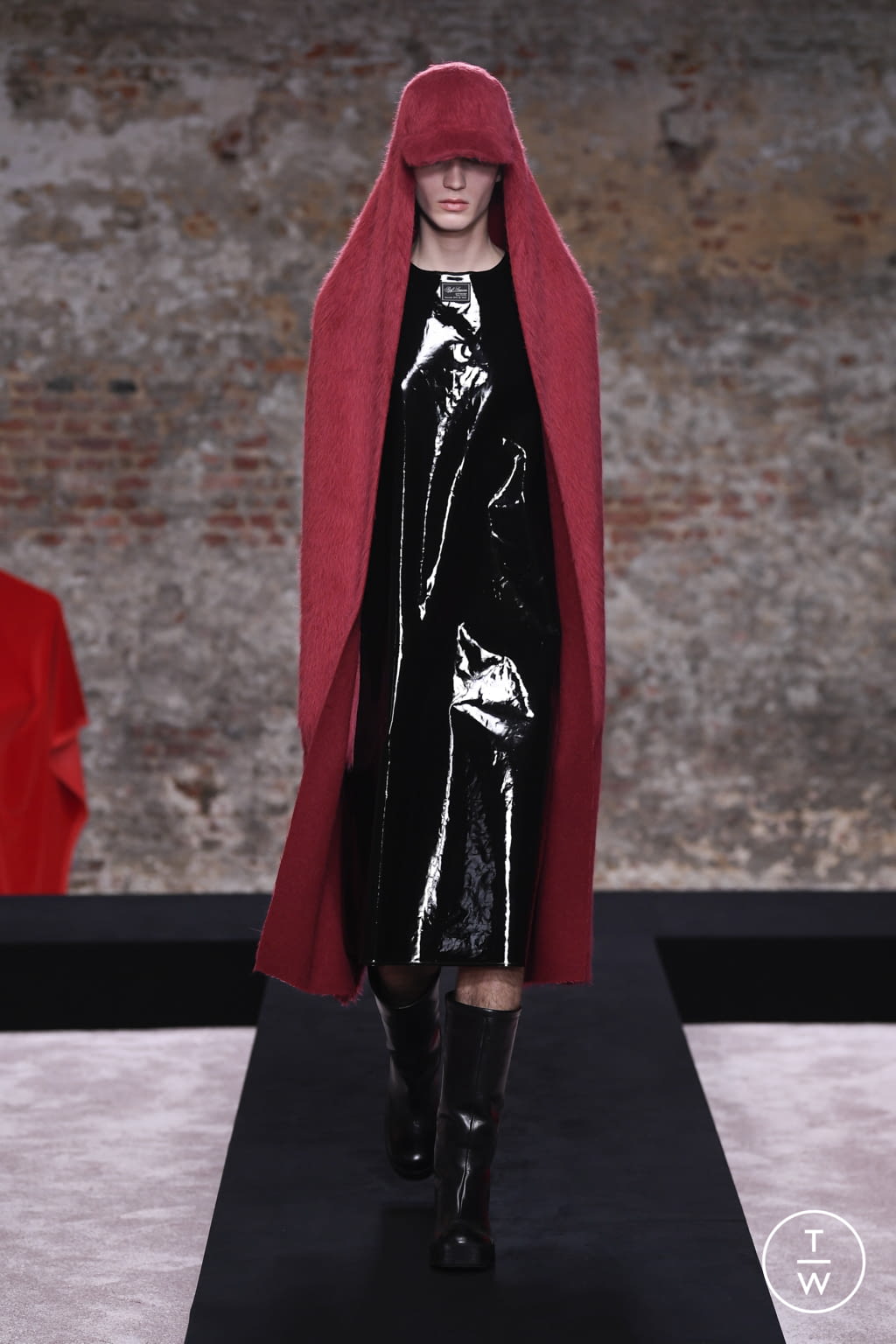 Fashion Week London Fall/Winter 2022 look 2 from the Raf Simons collection womenswear
