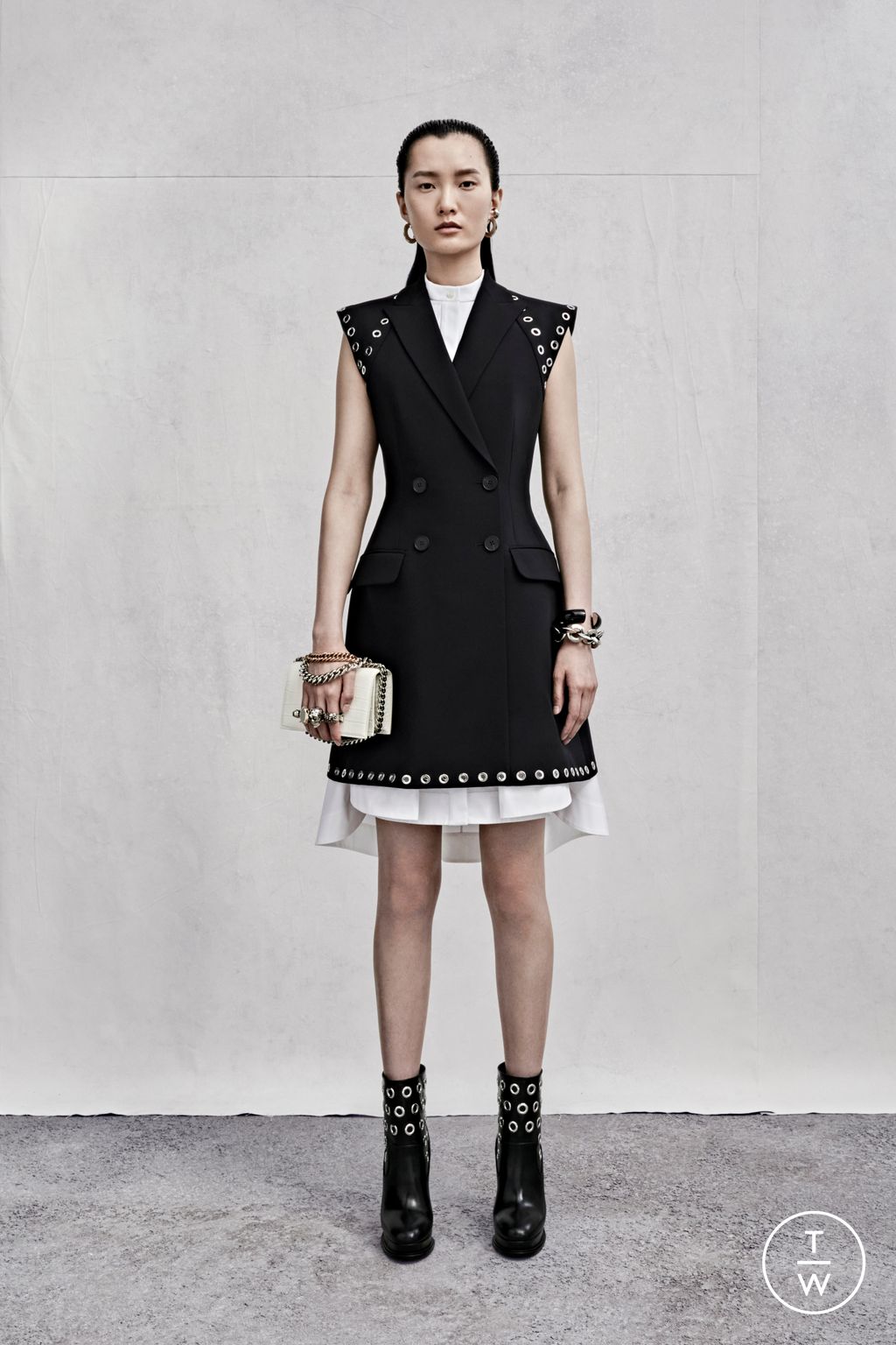 Fashion Week London Resort 2023 look 20 from the Alexander McQueen collection womenswear