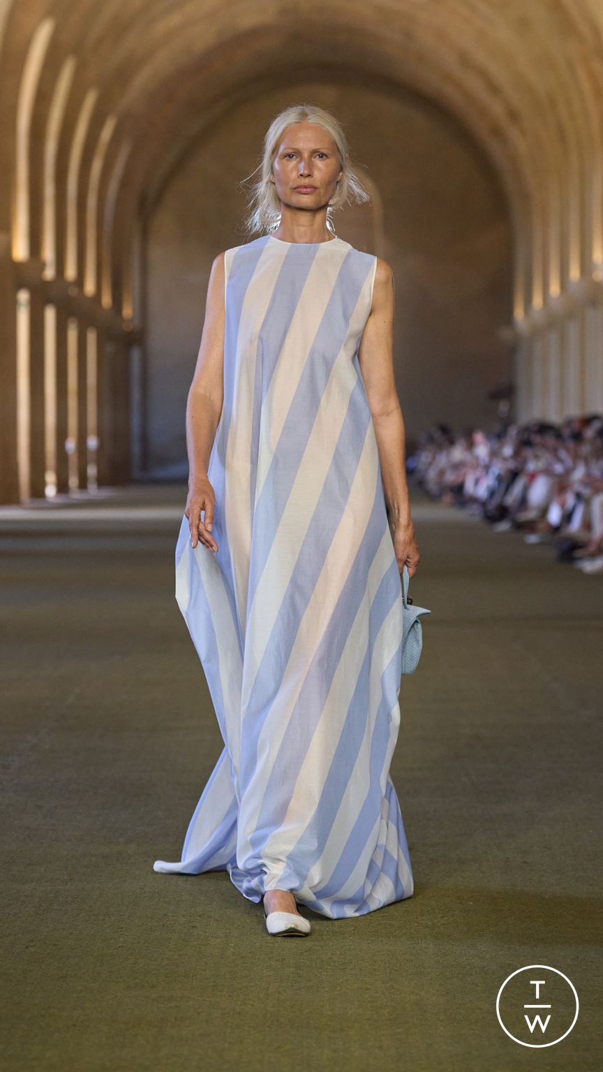 Fashion Week Paris Spring/Summer 2026 look 21 from the Jacquemus collection menswear