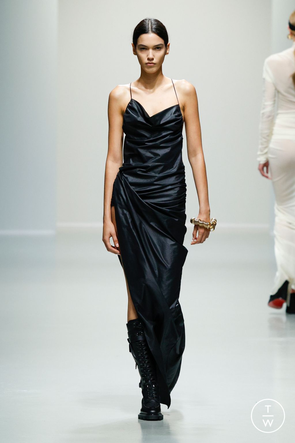 Fashion Week Paris Spring-Summer 2025 look 21 from the Atlein collection 女装