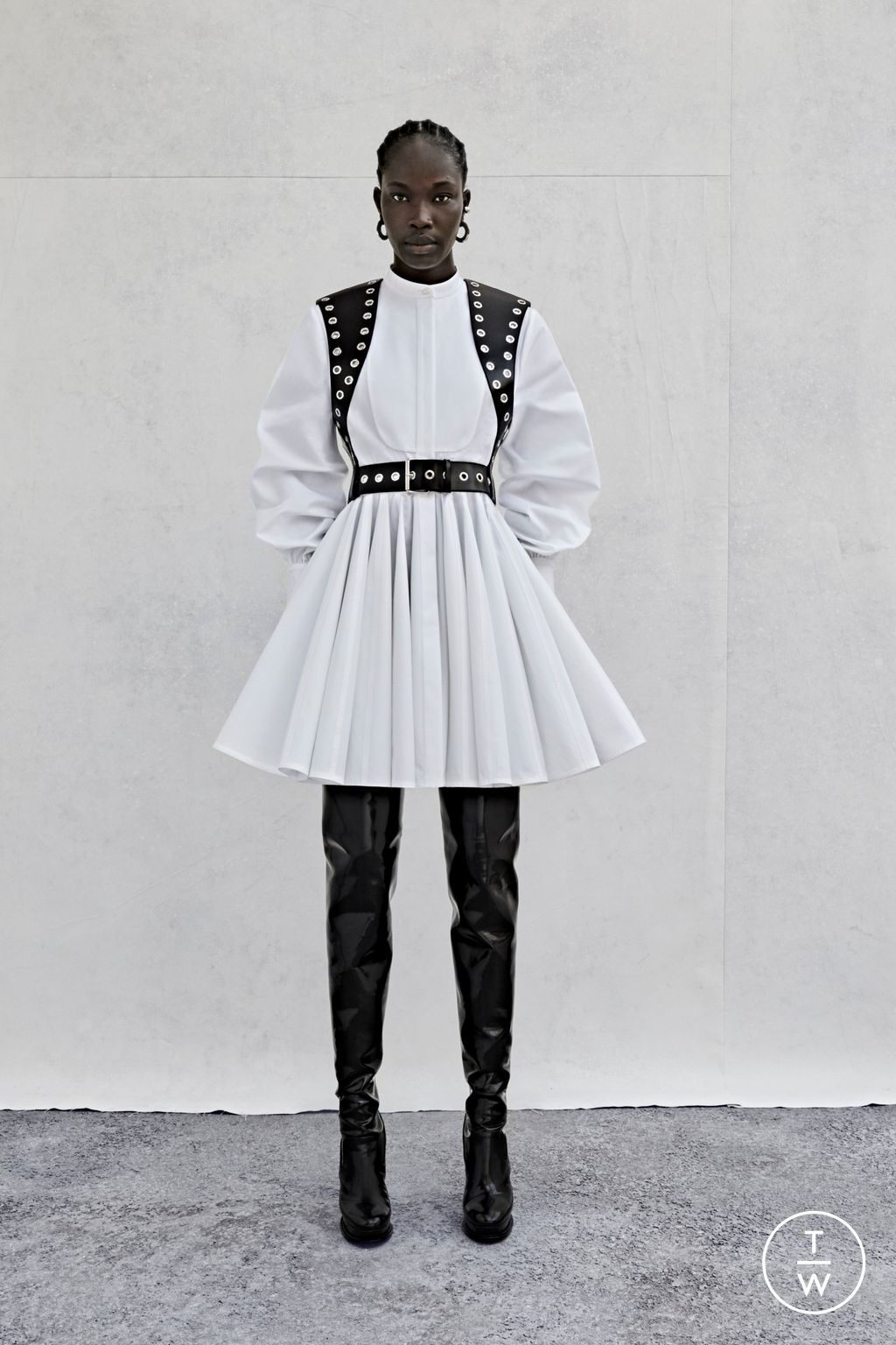 Fashion Week London Resort 2023 look 21 from the Alexander McQueen collection womenswear