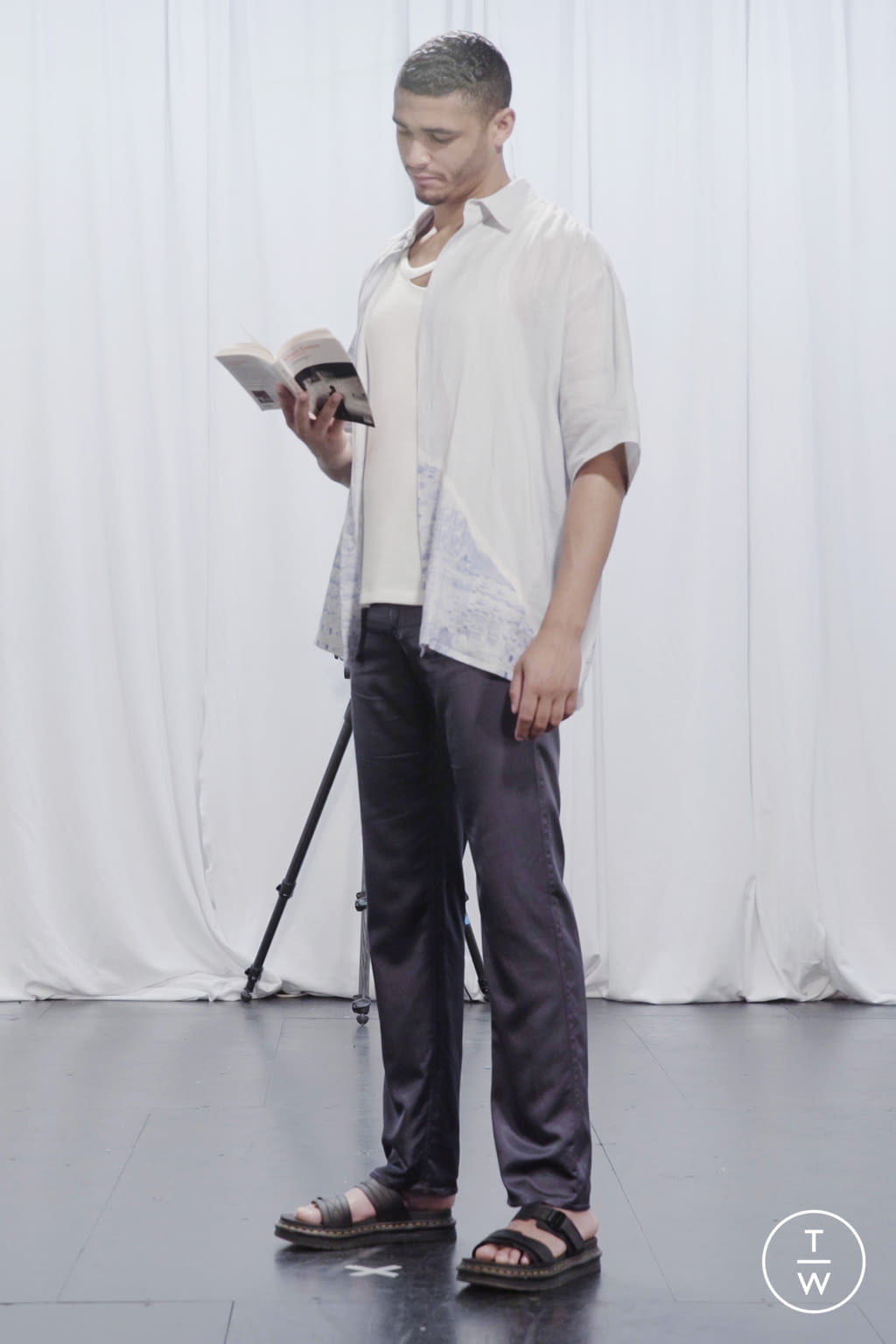 Fashion Week Paris Spring/Summer 2021 look 21 from the LGN Louis Gabriel Nouchi collection 男装