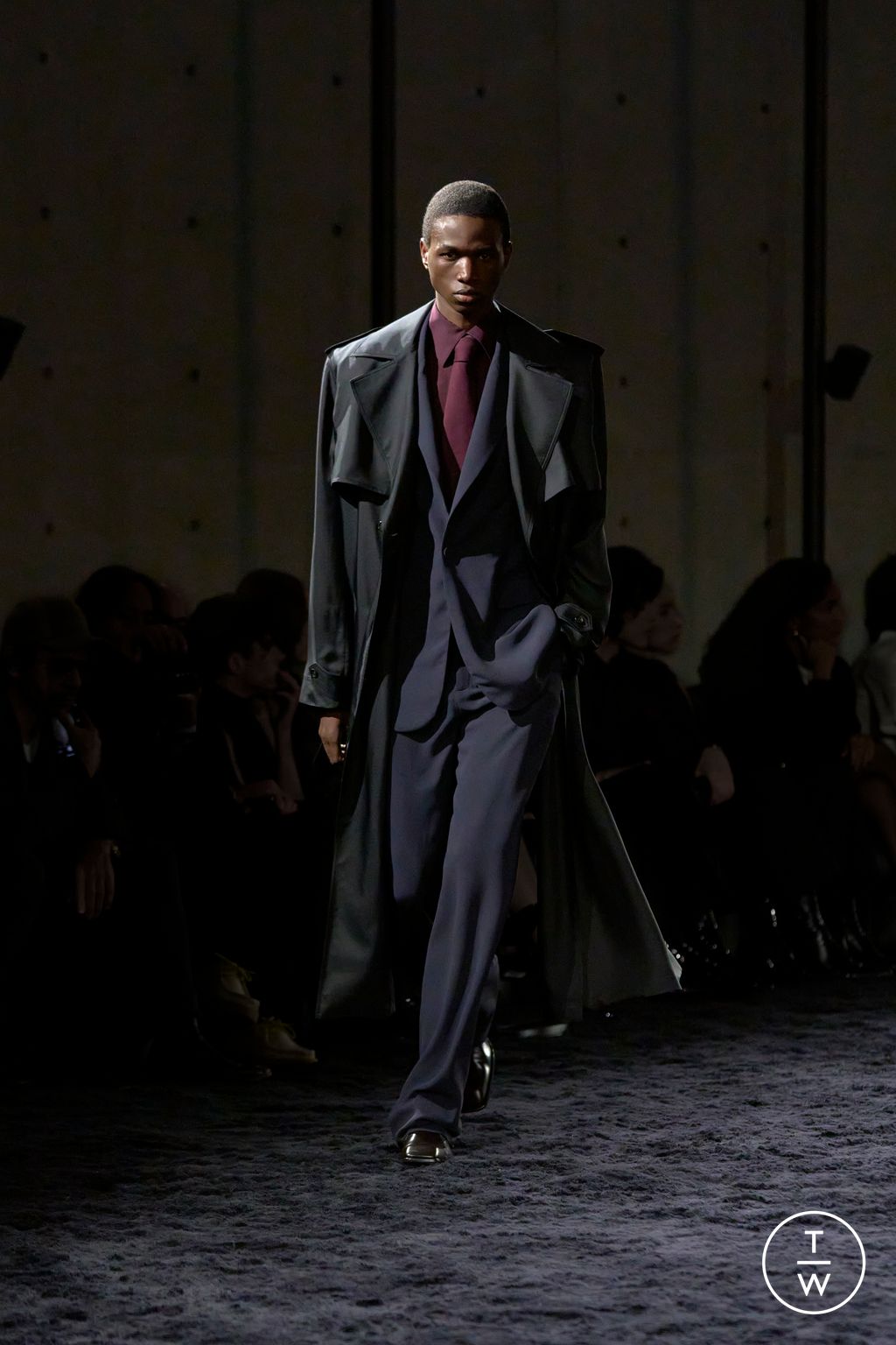 Fashion Week Paris Fall/Winter 2024 look 21 from the Saint Laurent collection menswear