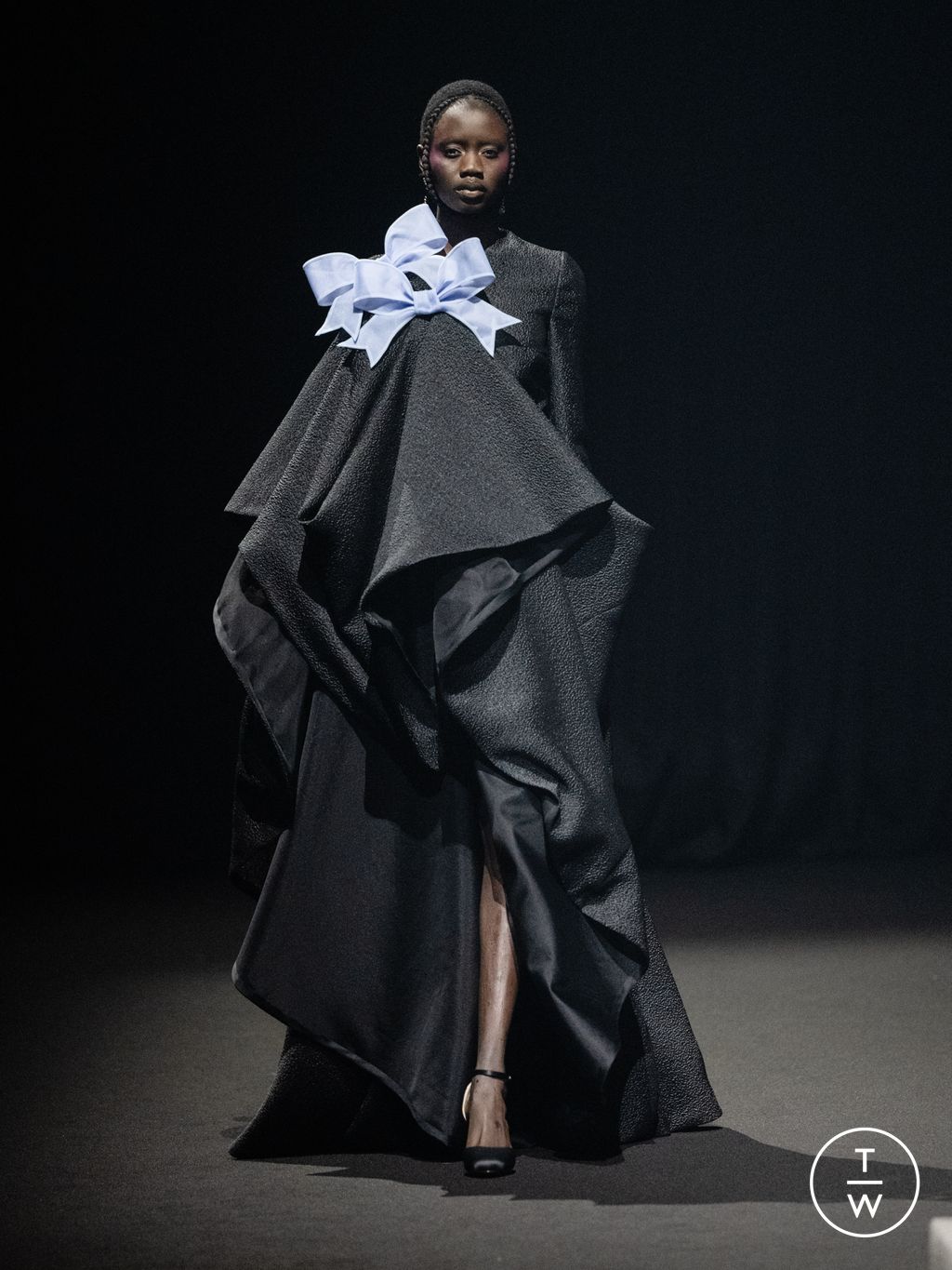 Fashion Week Paris Spring/Summer 2026 look 21 from the Viktor & Rolf collection couture