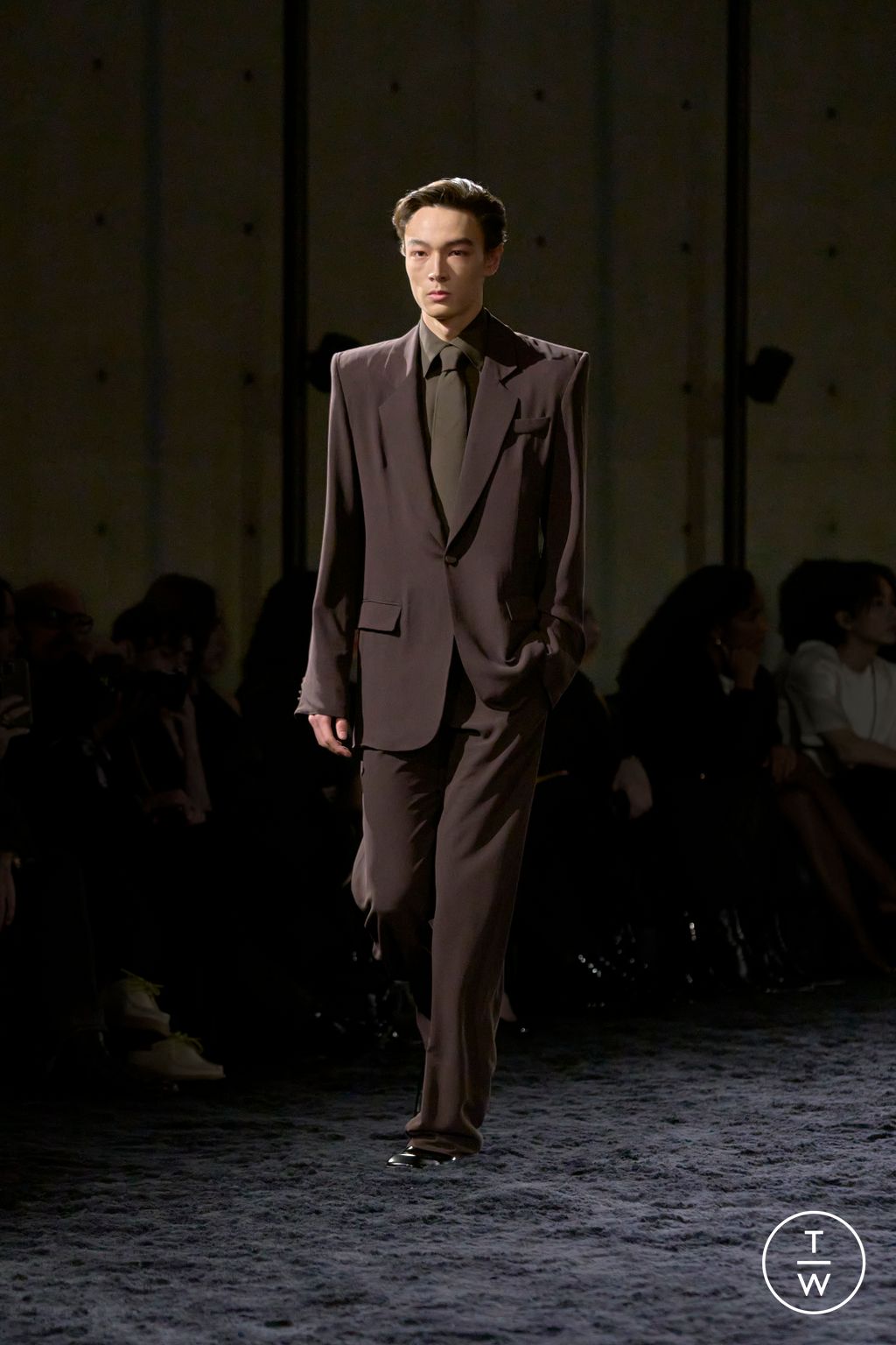 Fashion Week Paris Fall/Winter 2024 look 22 from the Saint Laurent collection 男装