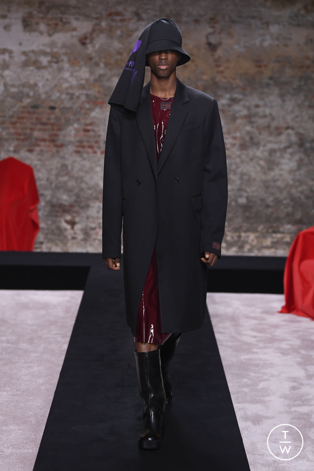 Fashion Week London Fall/Winter 2022 look 22 from the Raf Simons collection womenswear