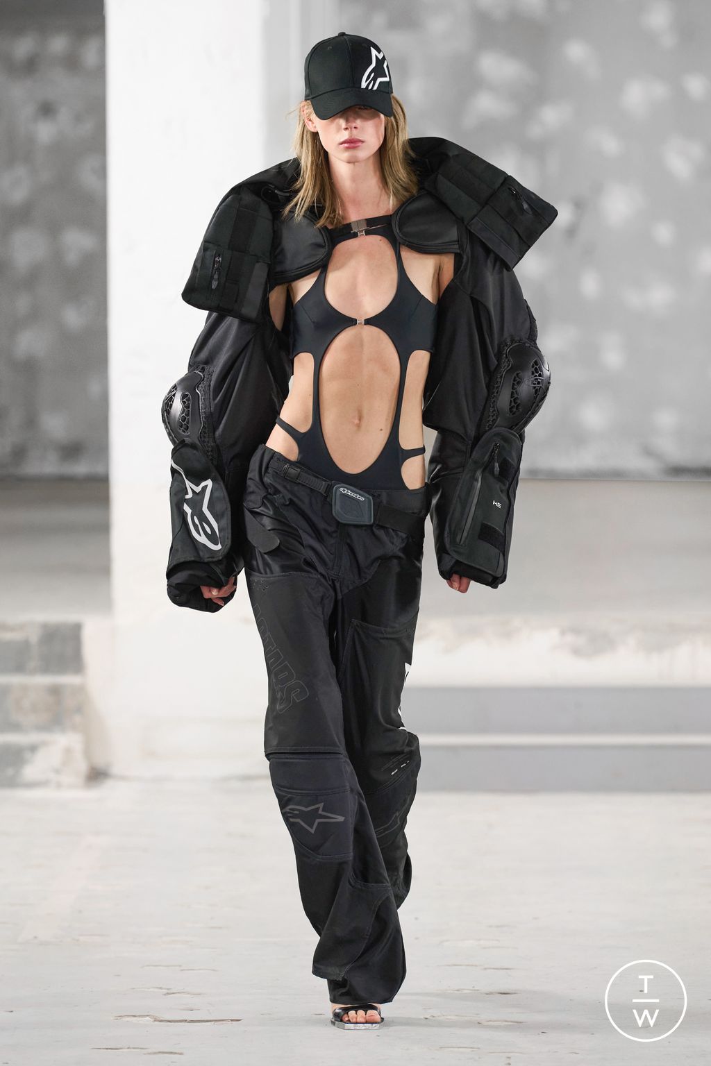 Fashion Week Paris Spring/Summer 2023 look 22 from the Heliot Emil collection 女装