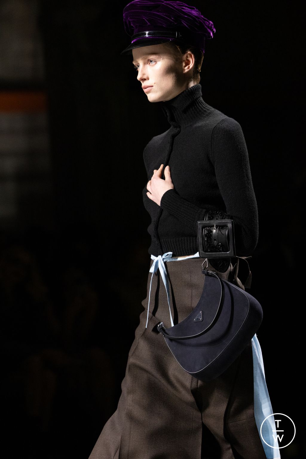 Fashion Week Milan Fall/Winter 2024 look 7 de la collection Prada womenswear accessories