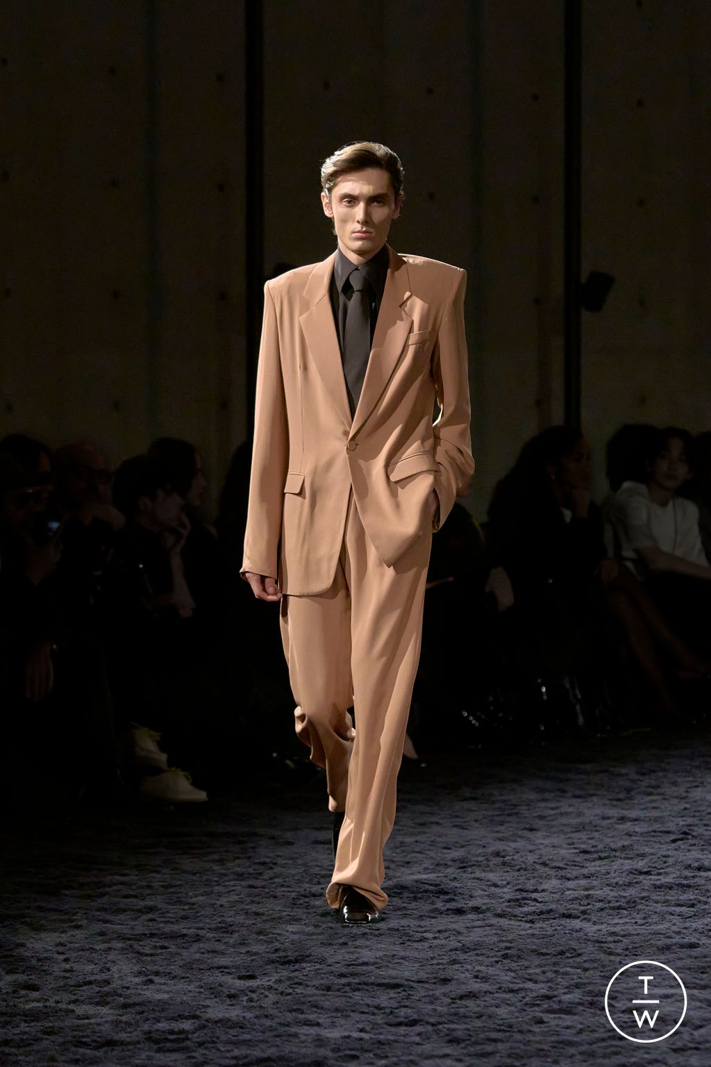 Fashion Week Paris Fall/Winter 2024 look 23 from the Saint Laurent collection menswear