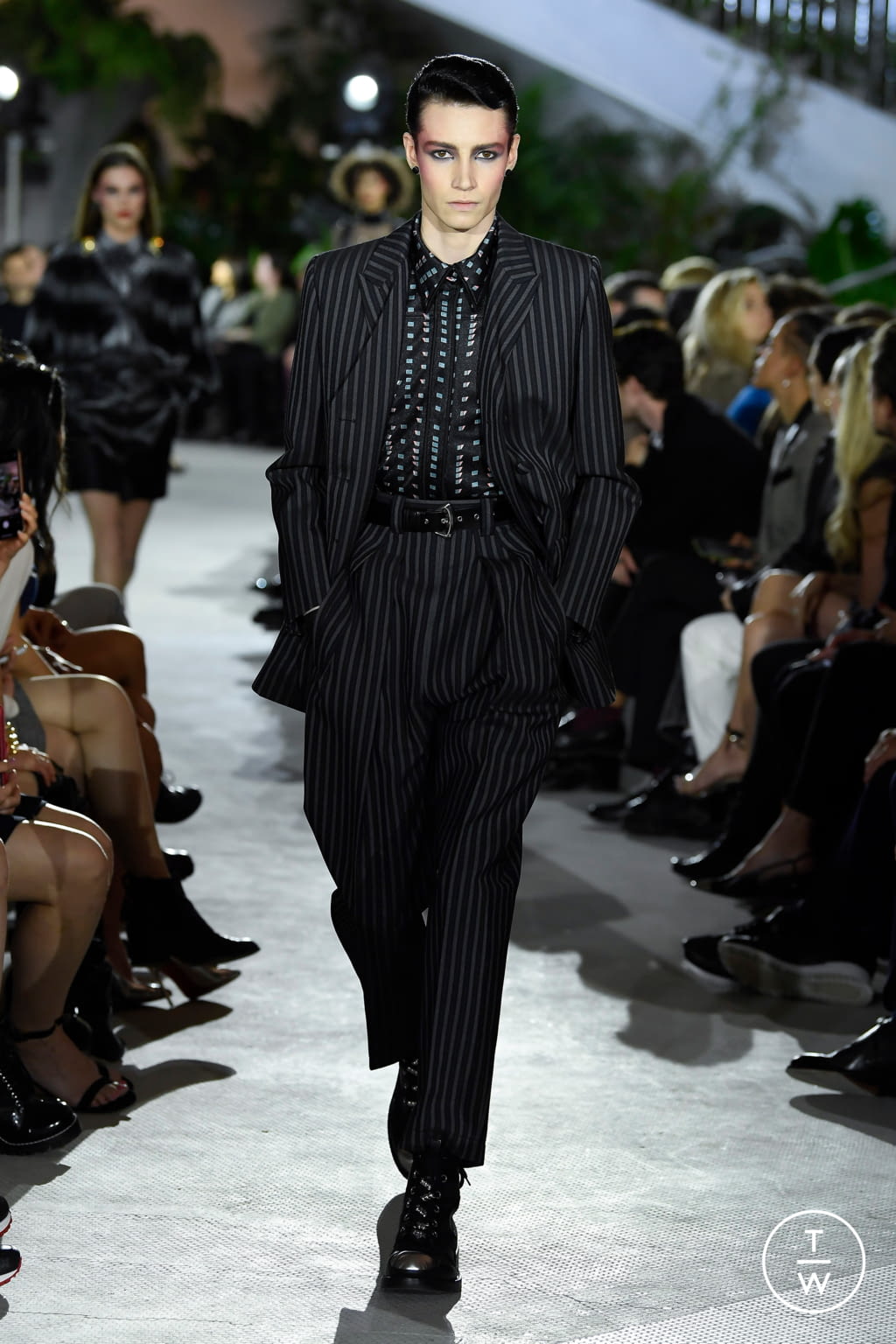 Fashion Week Paris Resort 2020 look 23 from the Louis Vuitton collection 女装