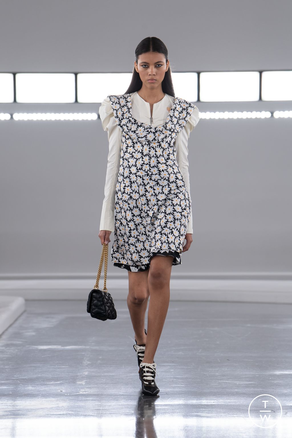 Fashion Week Paris Pre-Fall 2024 look 23 from the Louis Vuitton collection womenswear