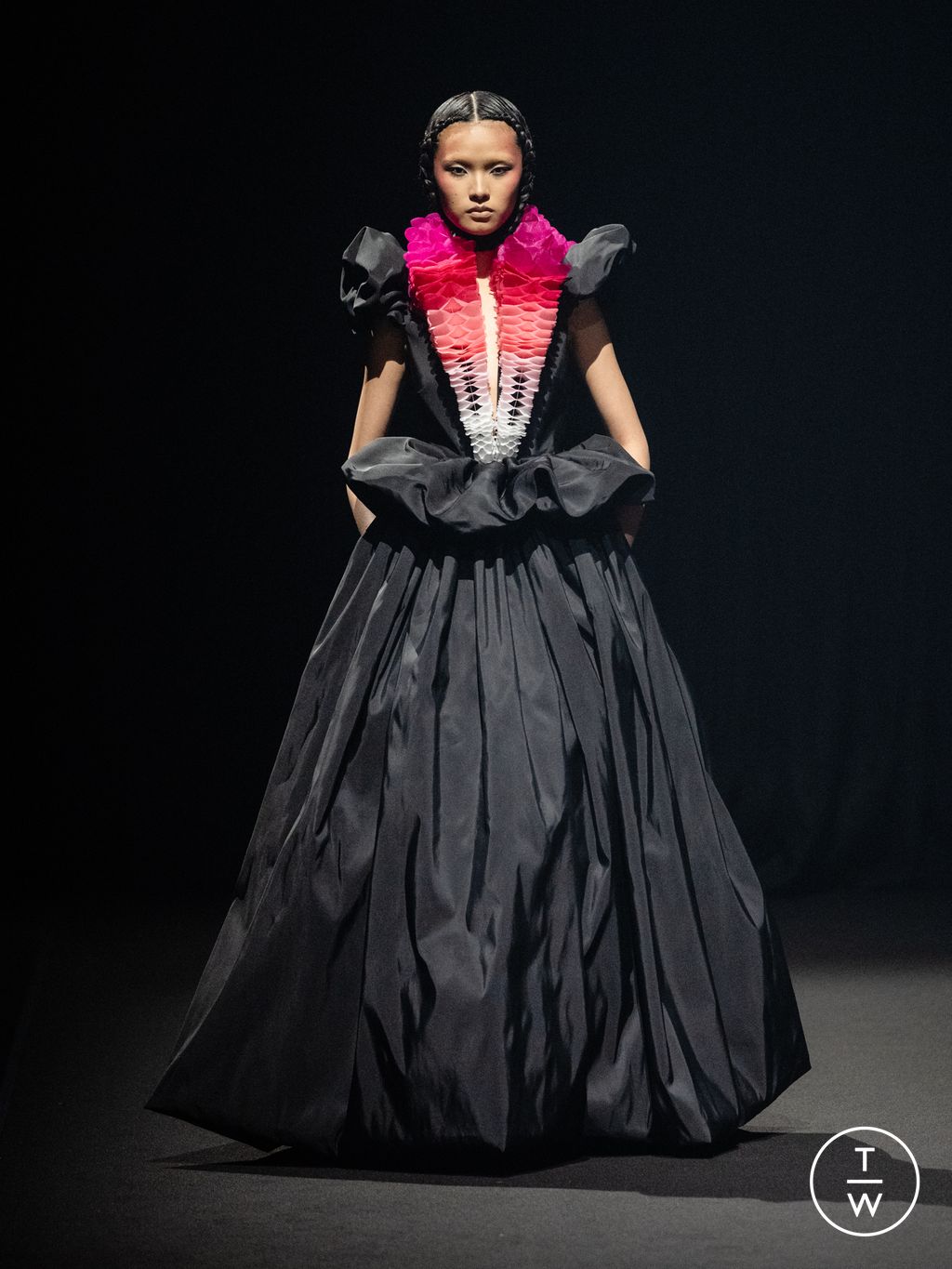 Fashion Week Paris Spring/Summer 2026 look 23 from the Viktor & Rolf collection couture