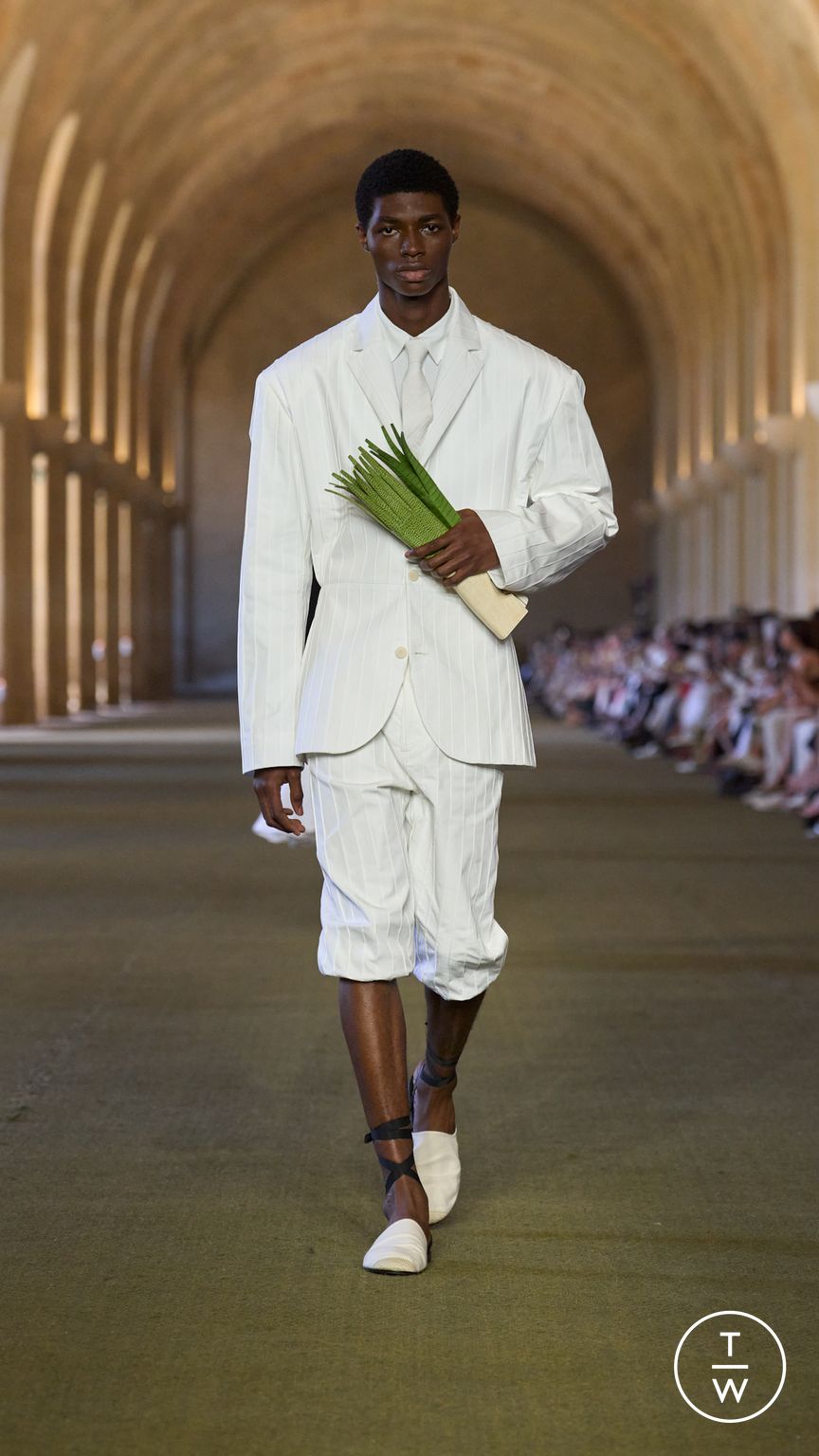 Fashion Week Paris Spring/Summer 2026 look 24 from the Jacquemus collection menswear