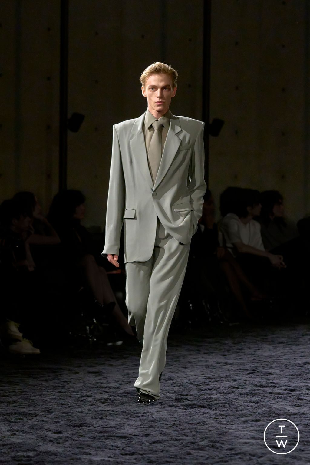 Fashion Week Paris Fall/Winter 2024 look 24 from the Saint Laurent collection 男装