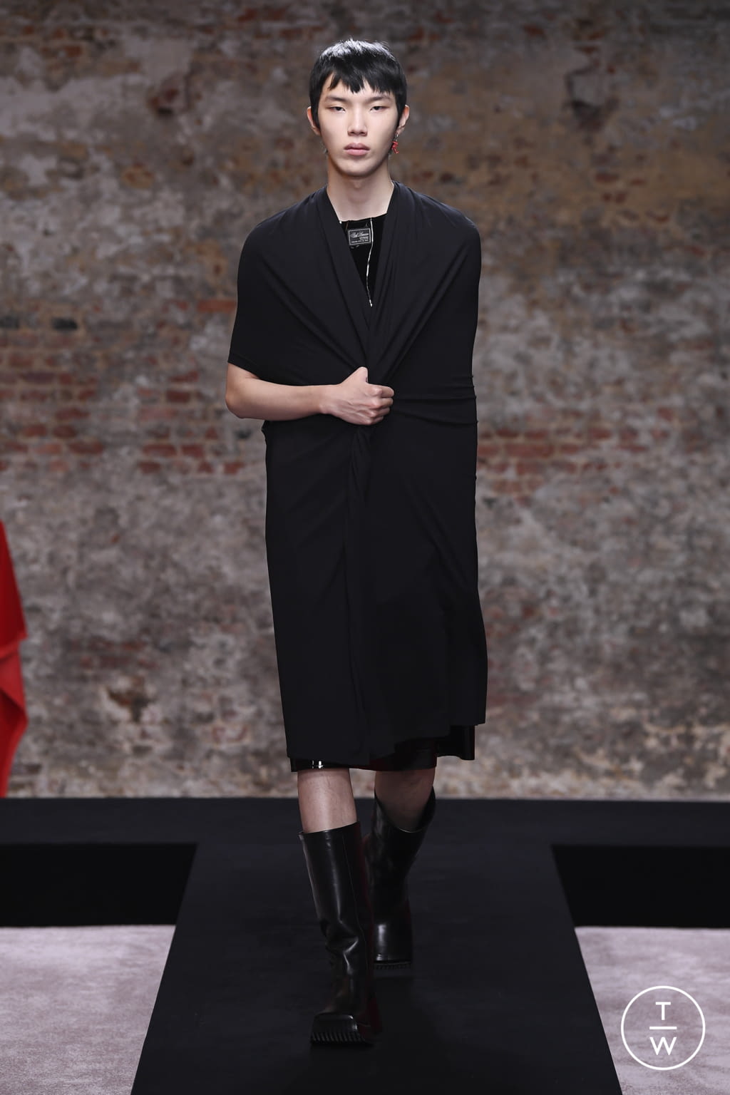 Fashion Week London Fall/Winter 2022 look 24 from the Raf Simons collection womenswear