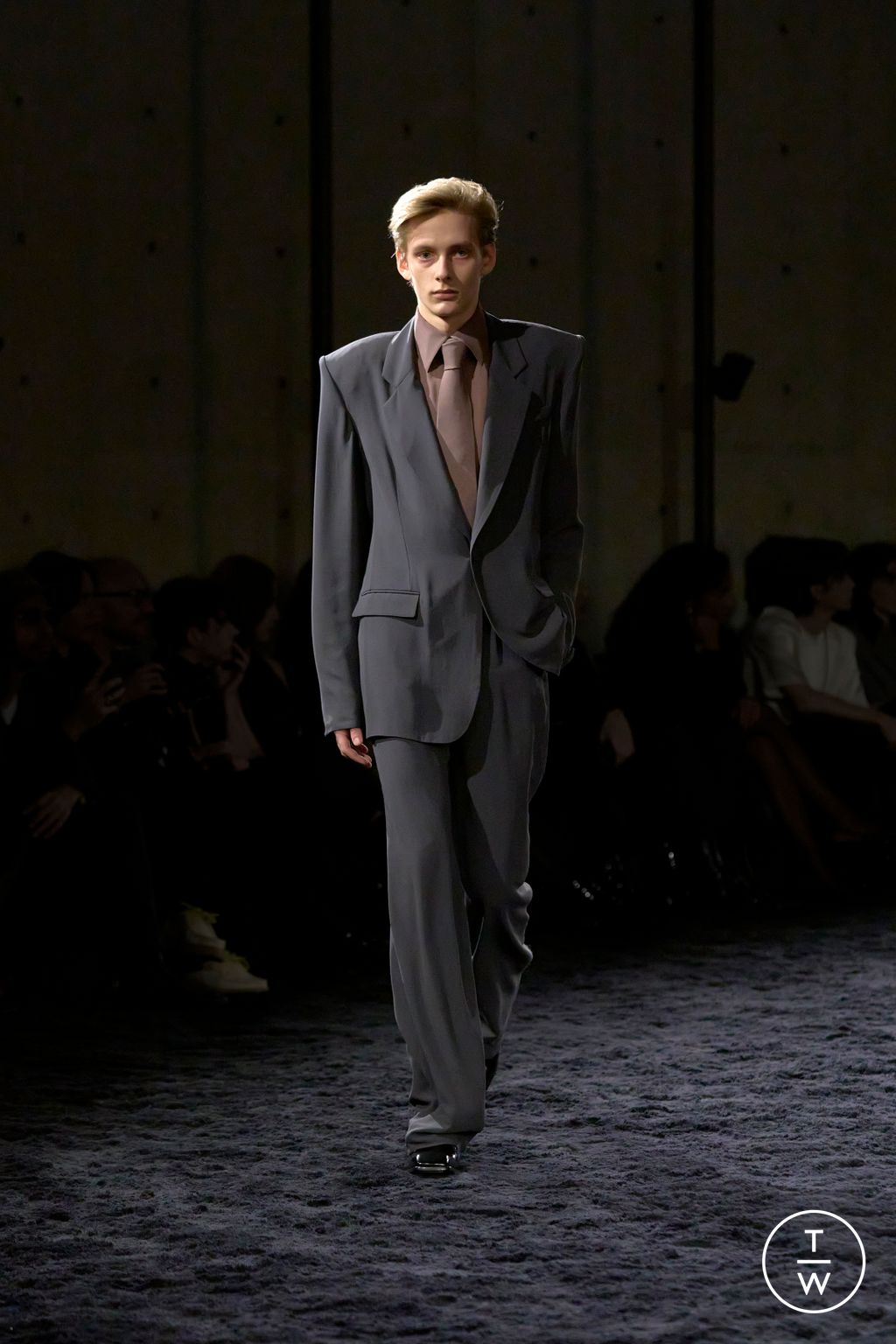 Fashion Week Paris Fall/Winter 2024 look 25 from the Saint Laurent collection 男装