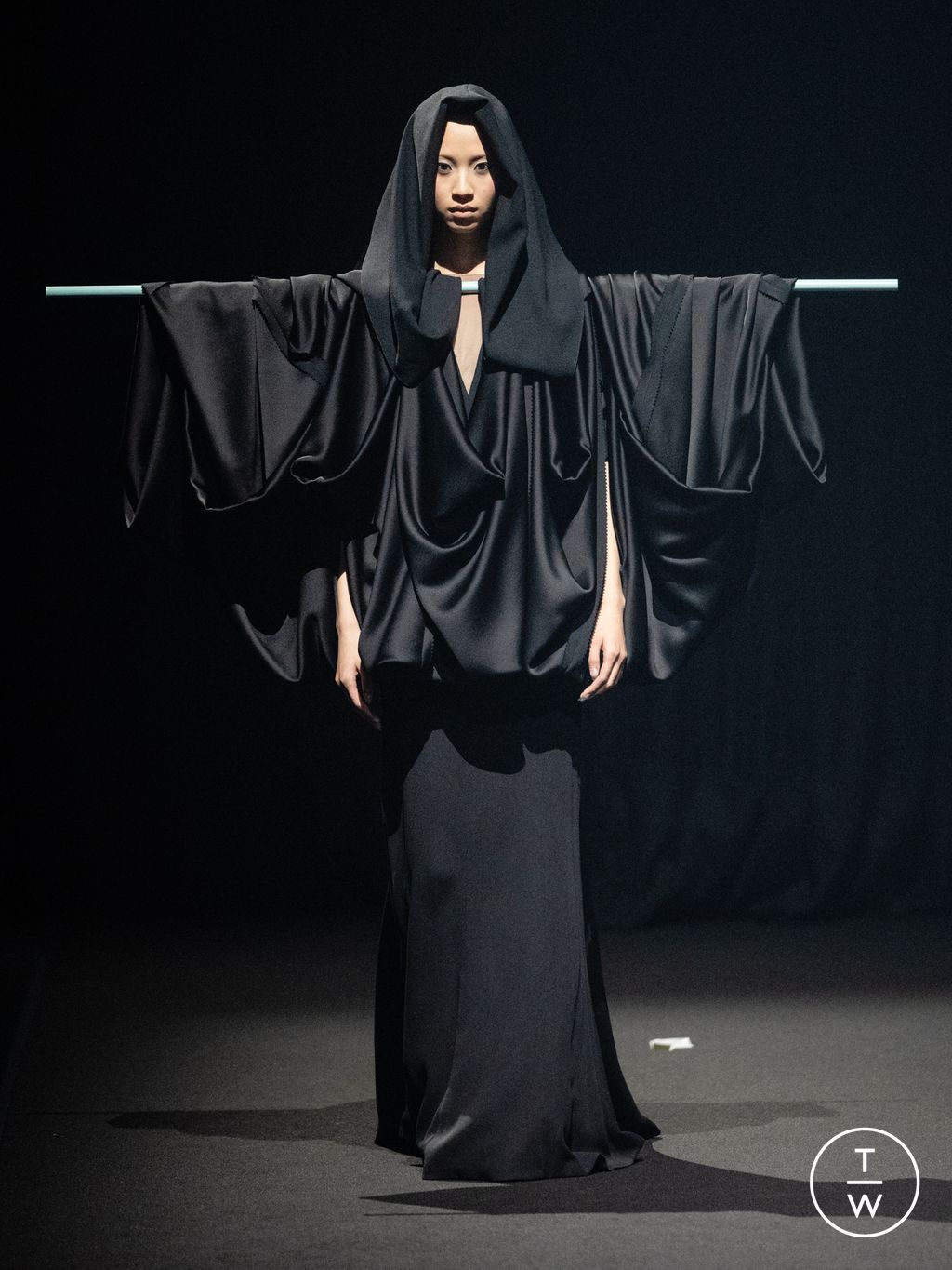 Fashion Week Paris Spring/Summer 2026 look 25 from the Viktor & Rolf collection couture