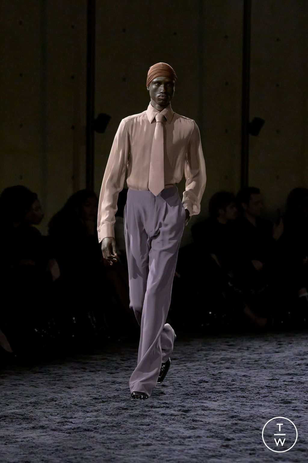Fashion Week Paris Fall/Winter 2024 look 26 from the Saint Laurent collection 男装