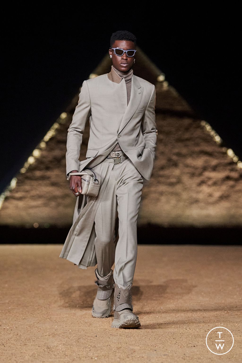 Fashion Week Paris Pre-Fall 2023 look 26 from the Dior Men collection menswear