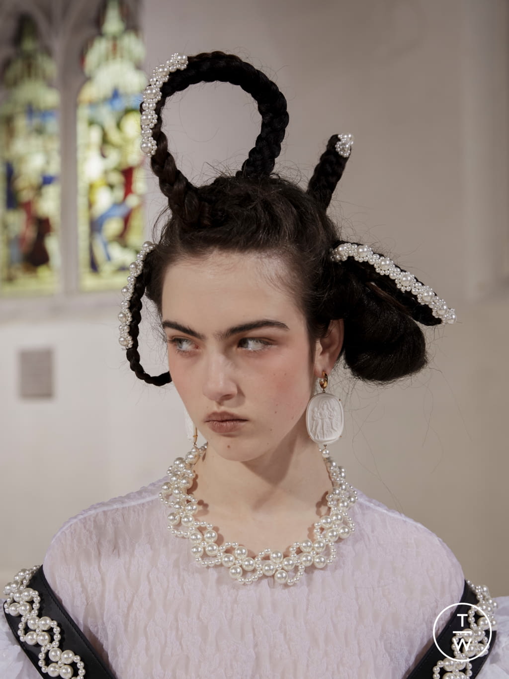 Fashion Week London Fall/Winter 2021 look 18 from the Simone Rocha collection 女装配饰