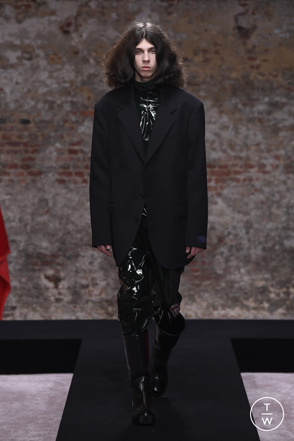 Fashion Week London Fall/Winter 2022 look 26 from the Raf Simons collection womenswear