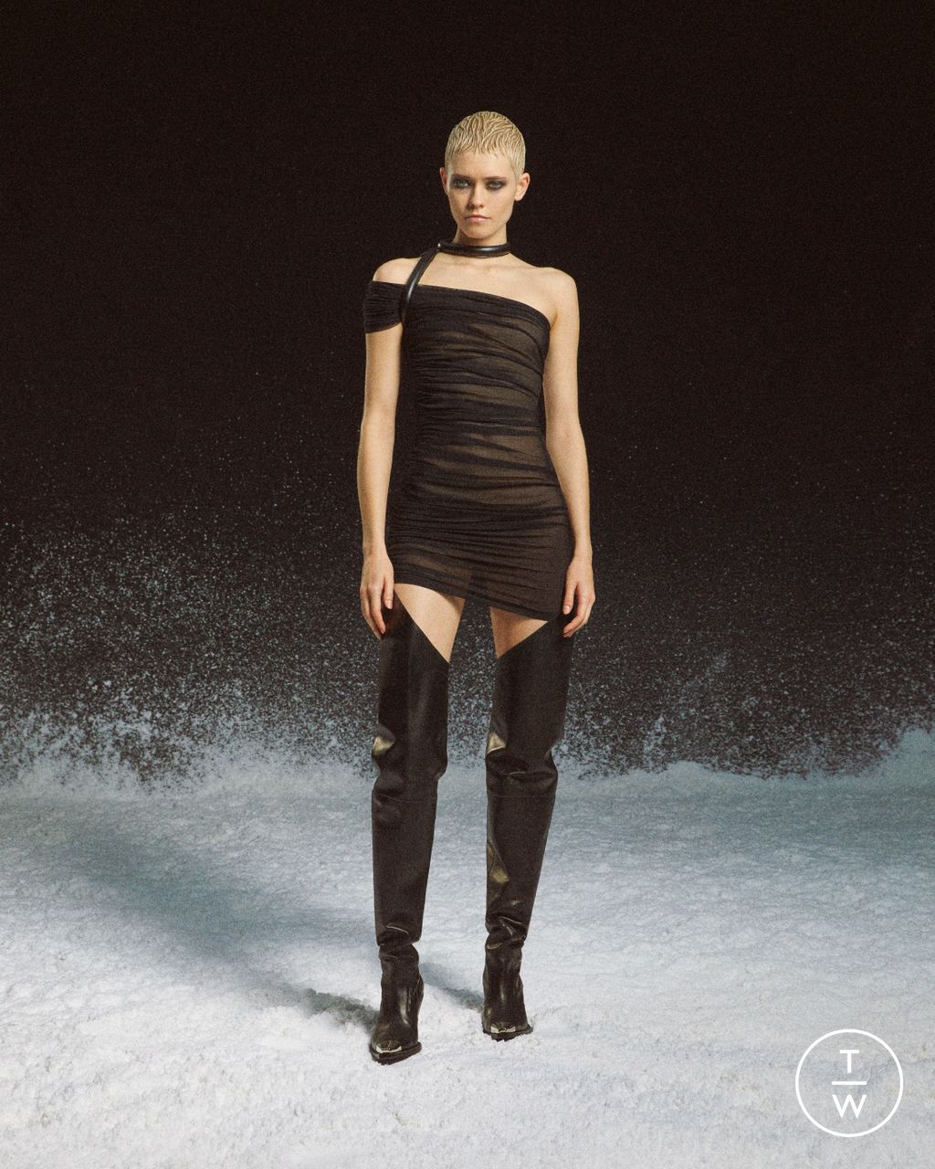 Fashion Week London Pre-Fall 2023 look 26 from the David Koma collection womenswear