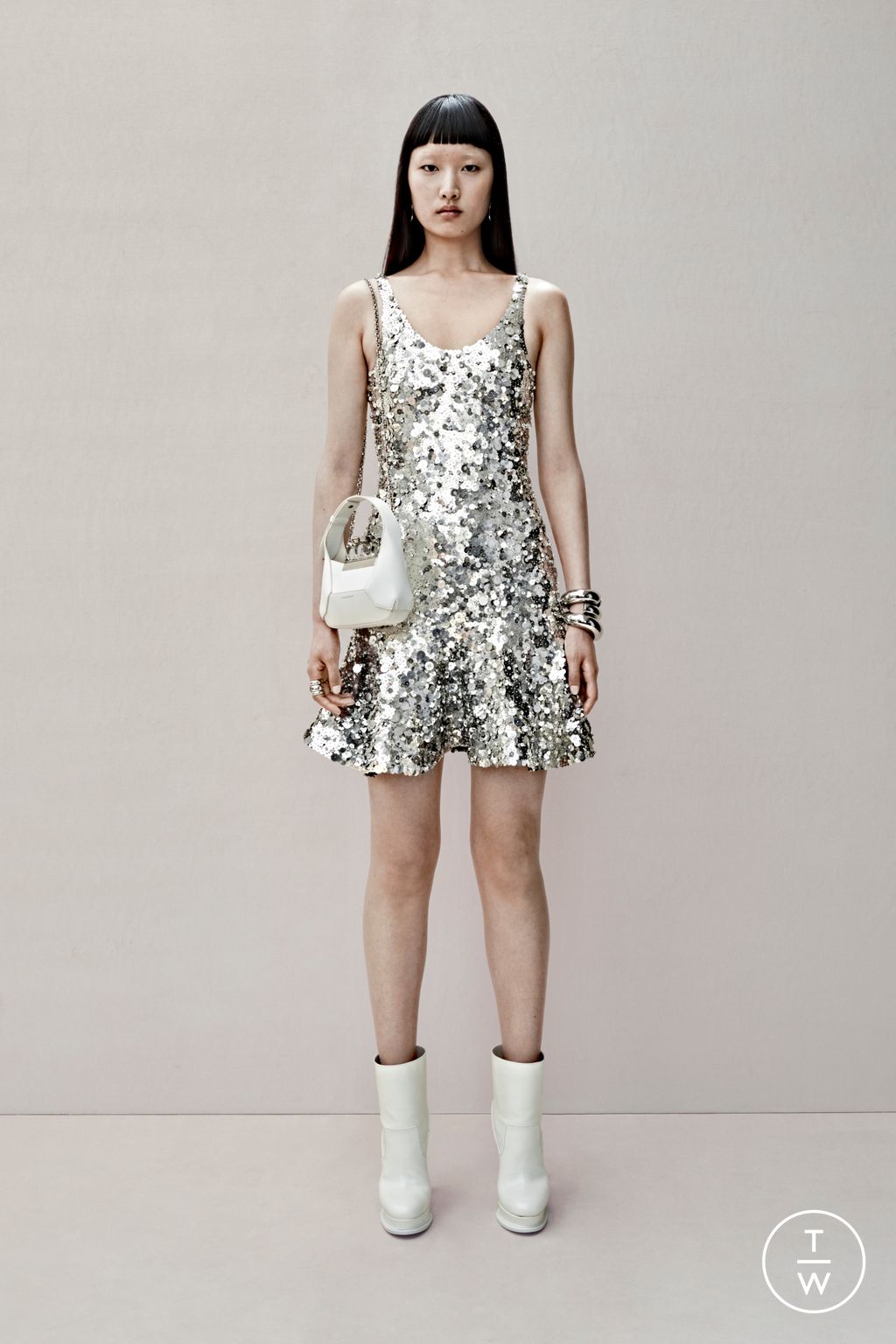 Fashion Week London Resort 2023 look 26 from the Alexander McQueen collection womenswear