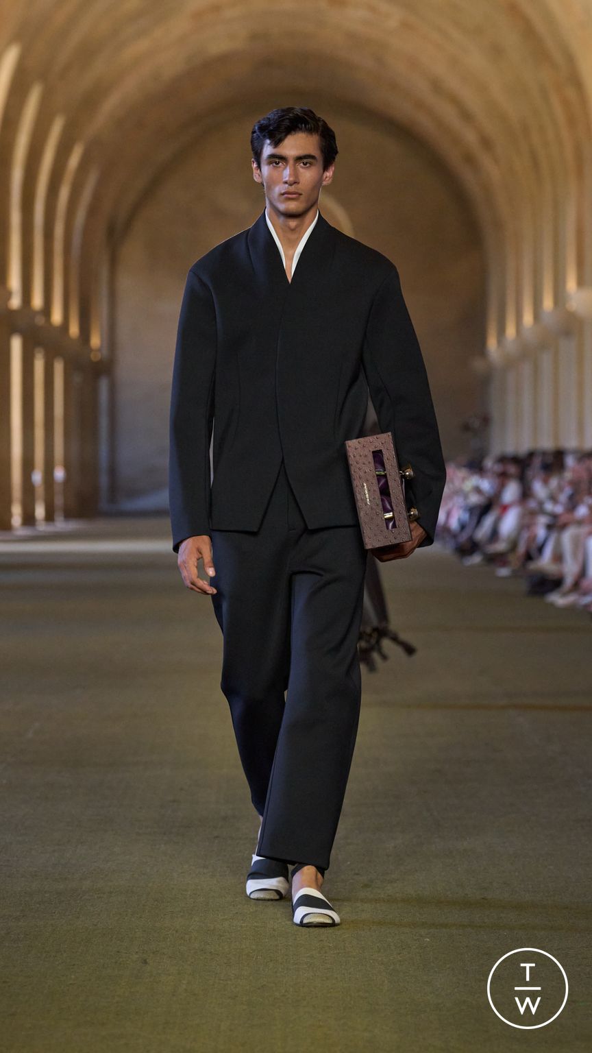 Fashion Week Paris Spring/Summer 2026 look 26 de la collection Jacquemus menswear