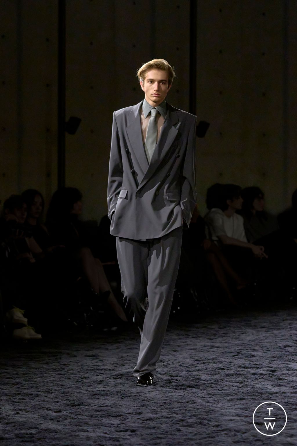 Fashion Week Paris Fall/Winter 2024 look 27 from the Saint Laurent collection 男装