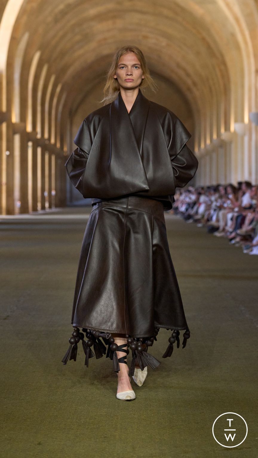 Fashion Week Paris Spring/Summer 2026 look 27 from the Jacquemus collection menswear