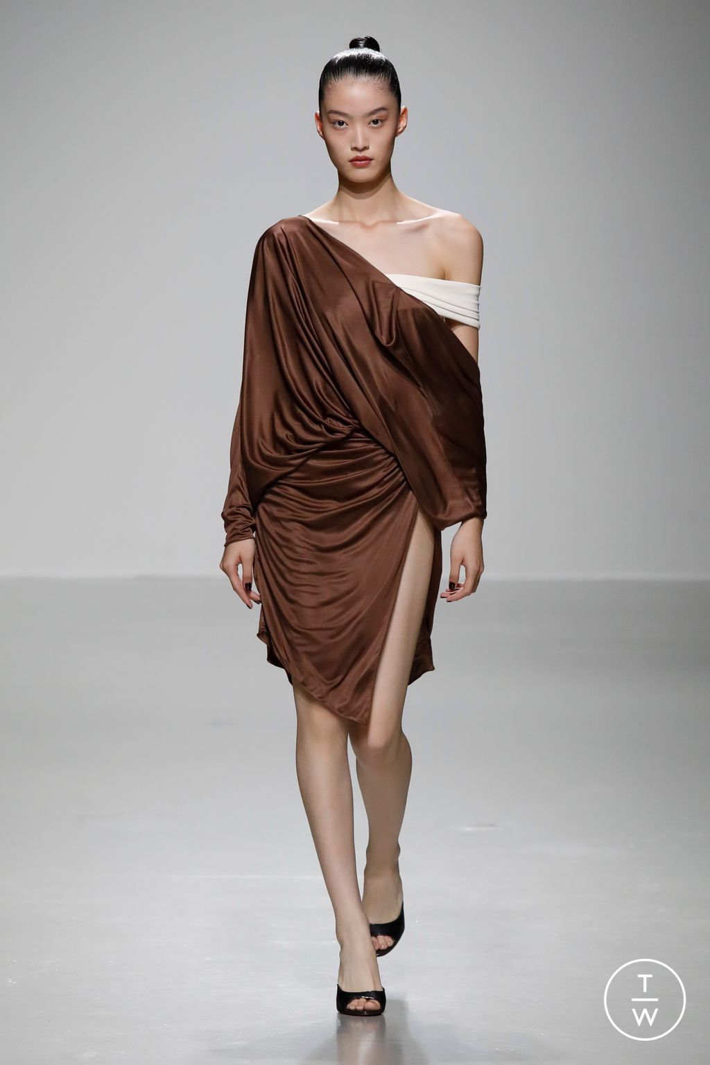 Fashion Week Paris Spring/Summer 2024 look 27 from the Atlein collection womenswear