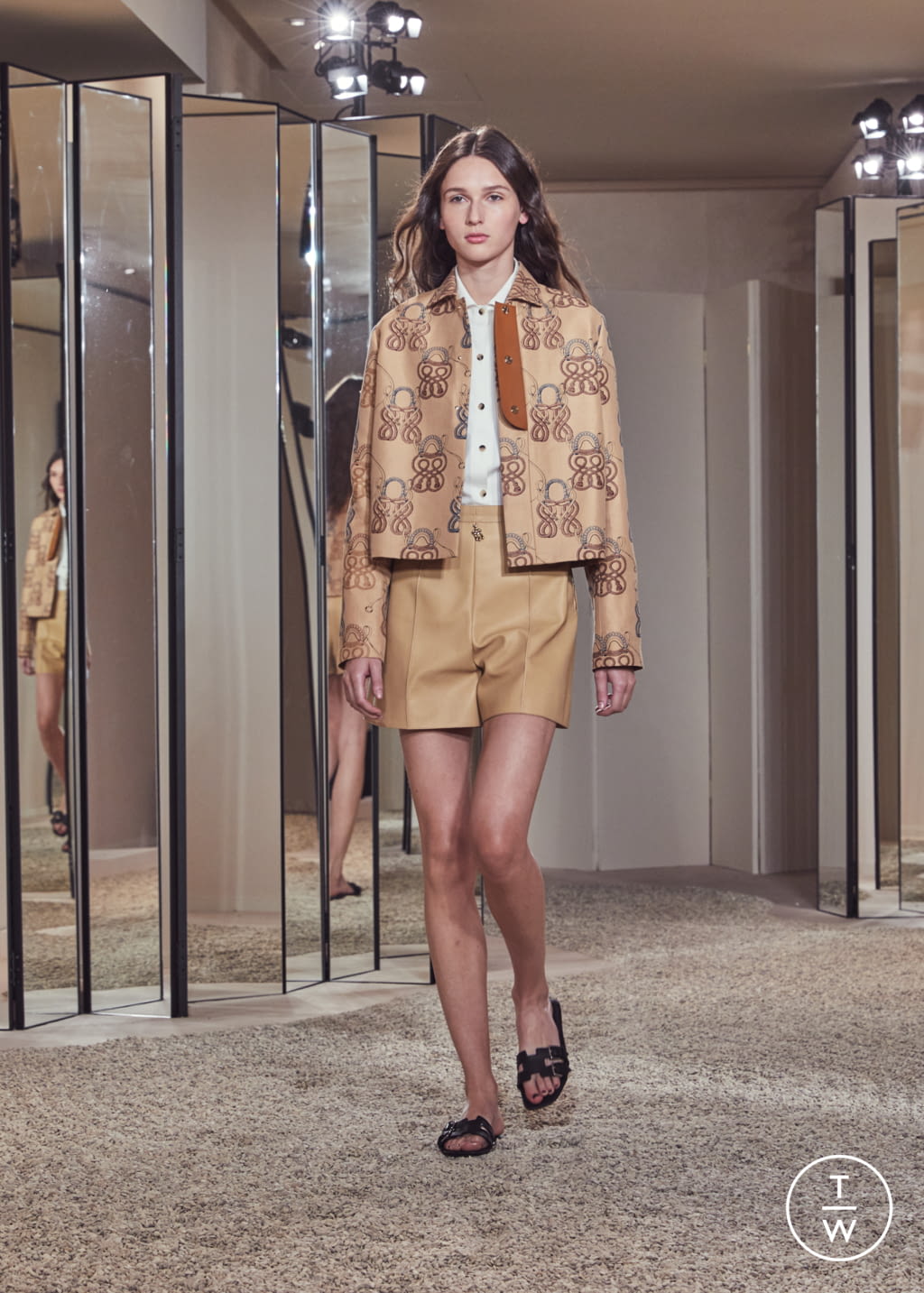 Fashion Week Paris Resort 2018 look 27 from the Hermès collection womenswear