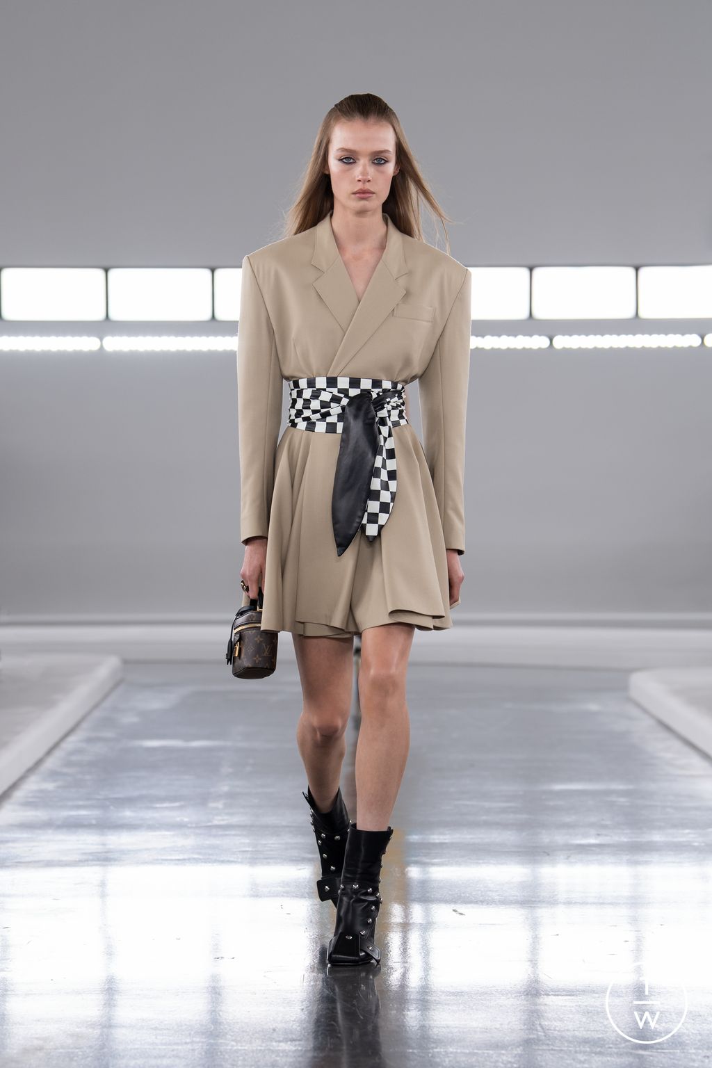 Fashion Week Paris Pre-Fall 2024 look 27 from the Louis Vuitton collection womenswear