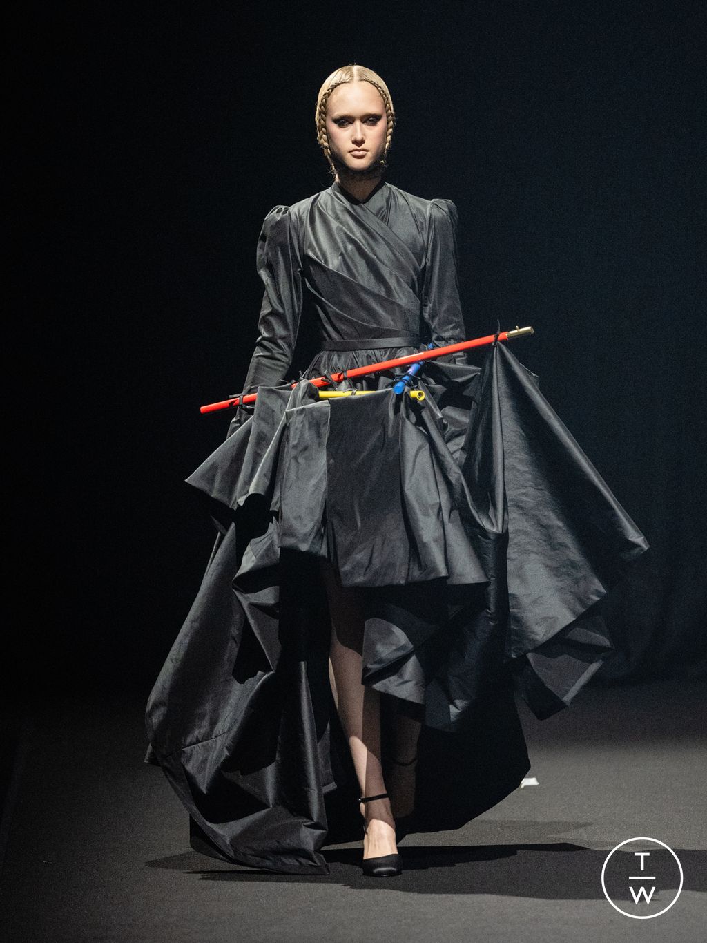 Fashion Week Paris Spring/Summer 2026 look 27 from the Viktor & Rolf collection 高级定制
